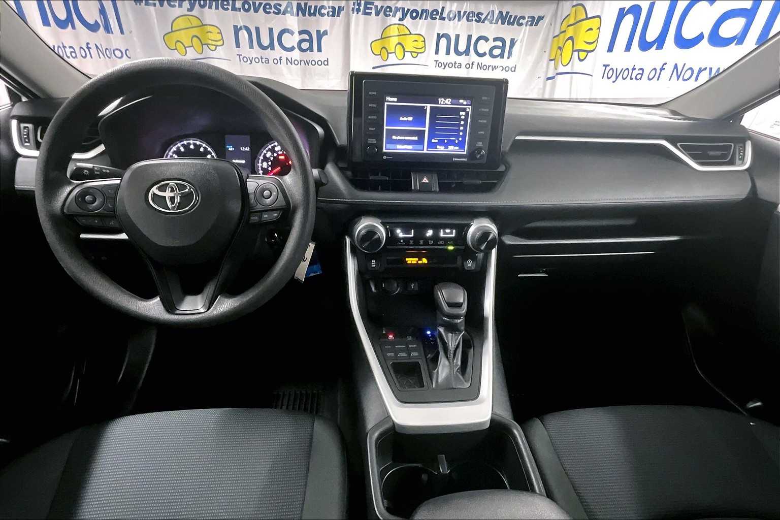 2022 Toyota RAV4 LE - Photo 21