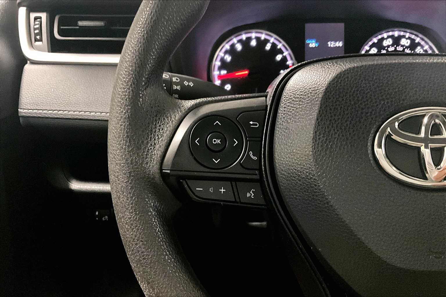 2022 Toyota RAV4 LE - Photo 22