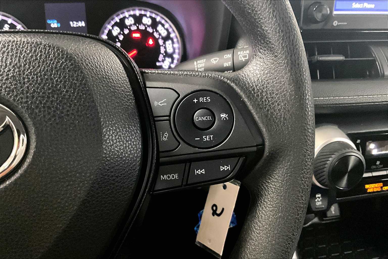 2022 Toyota RAV4 LE - Photo 23