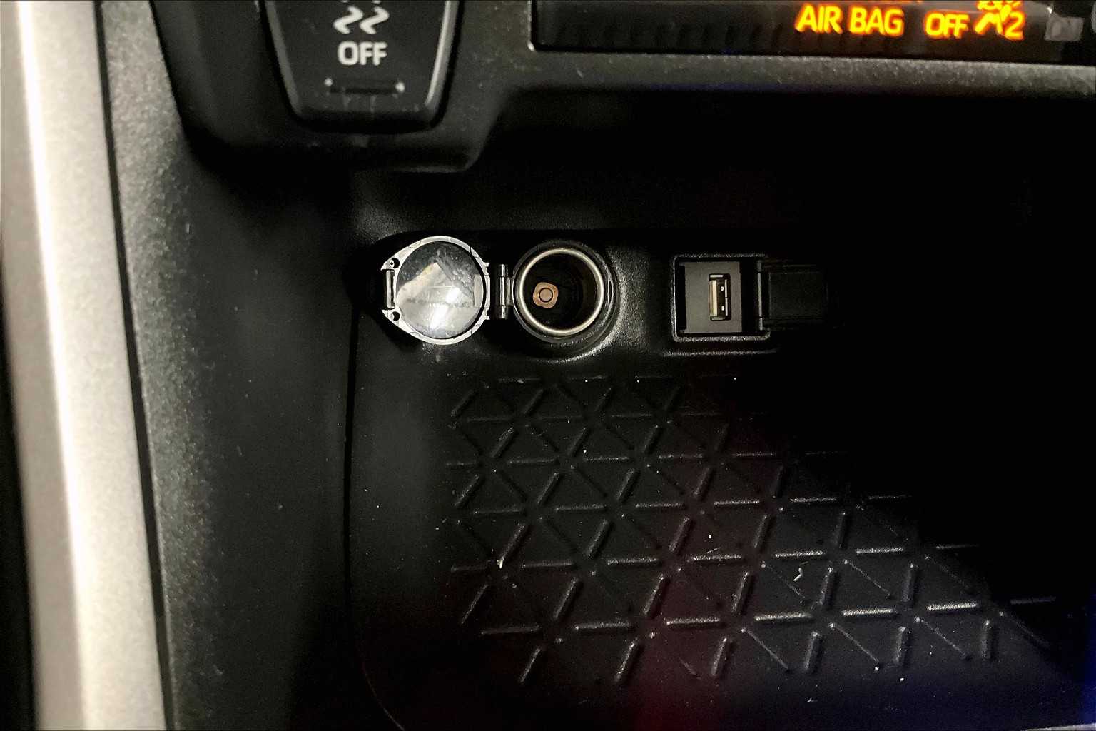 2022 Toyota RAV4 LE - Photo 26