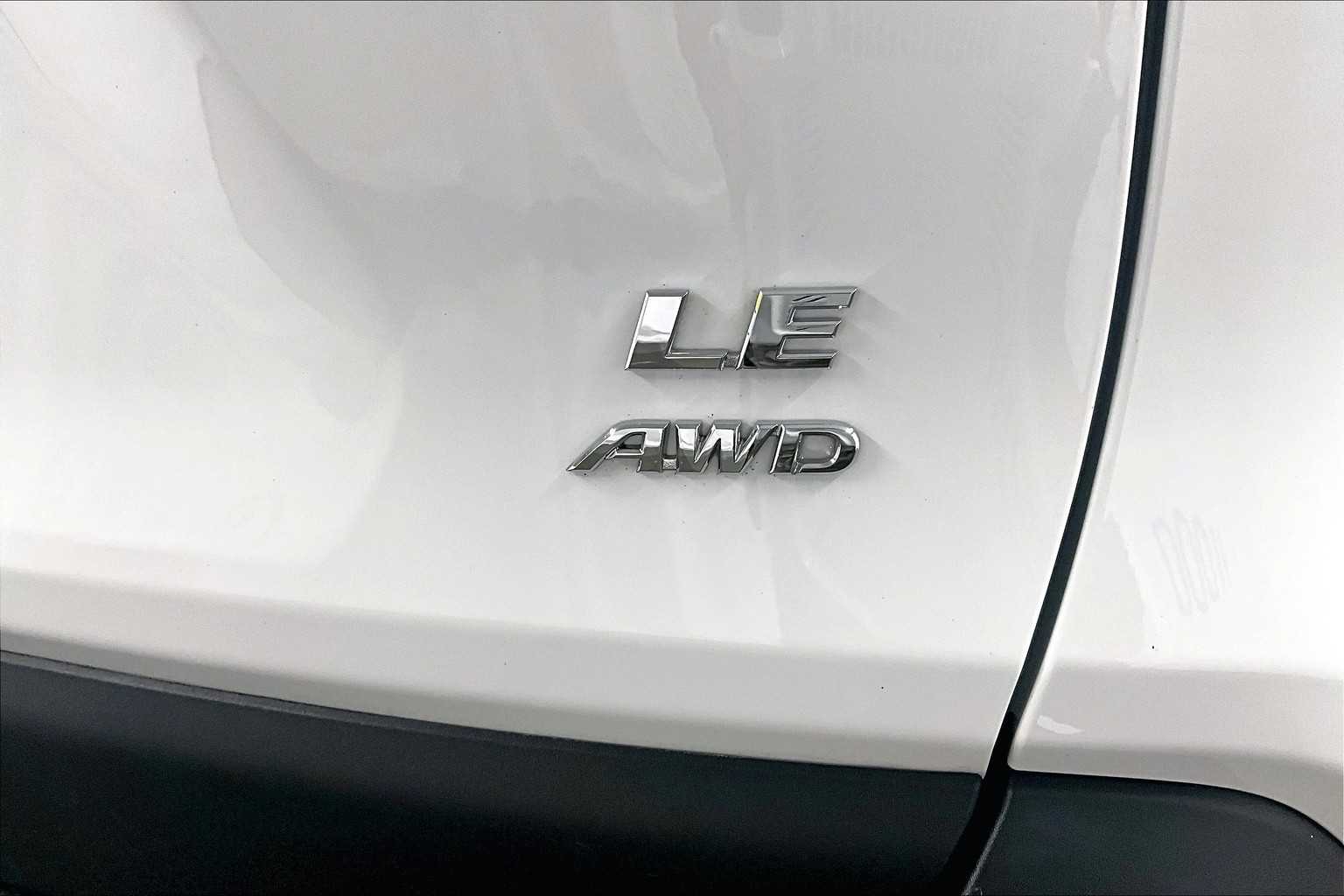 2022 Toyota RAV4 LE - Photo 28
