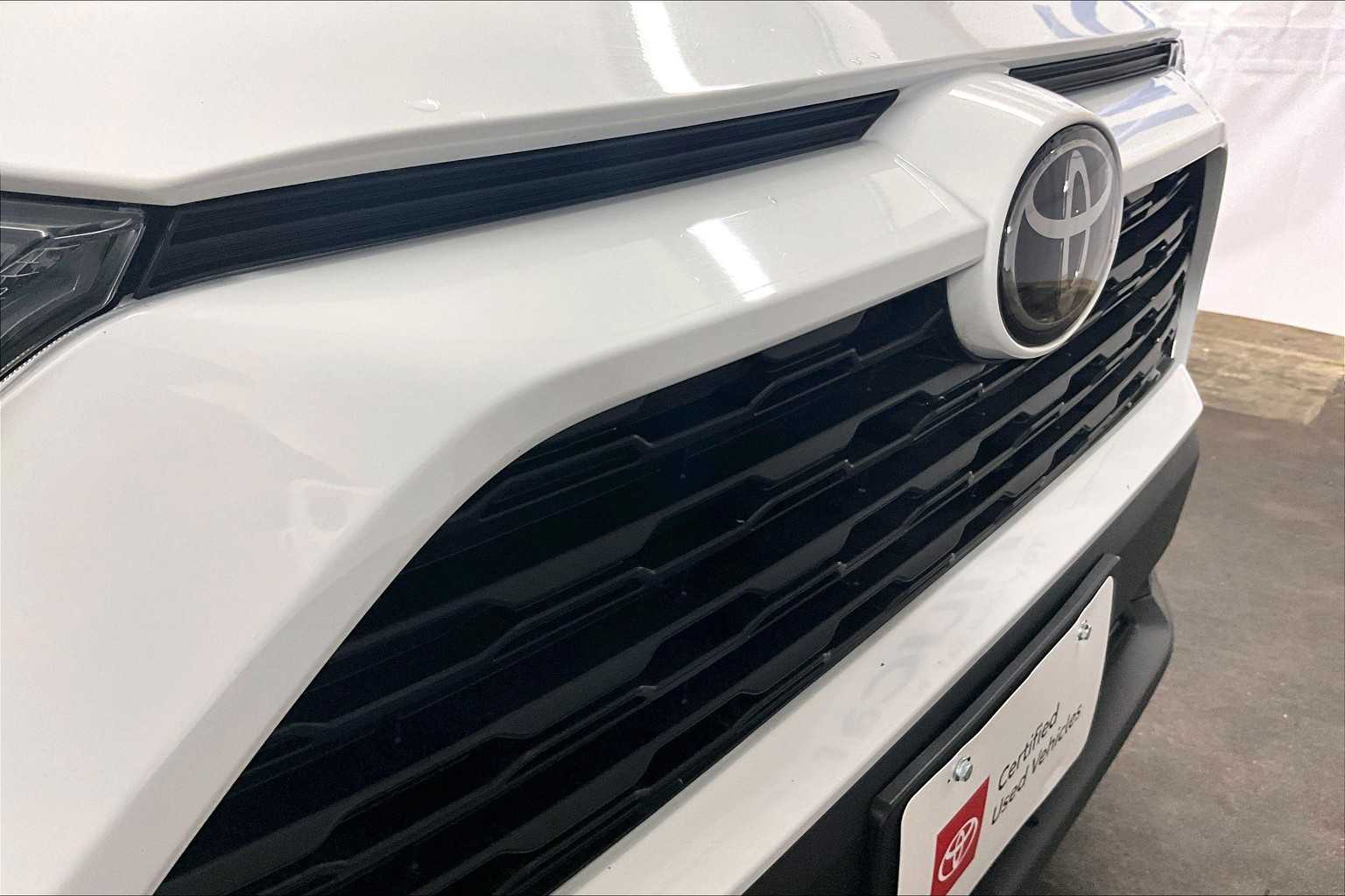 2022 Toyota RAV4 LE - Photo 31