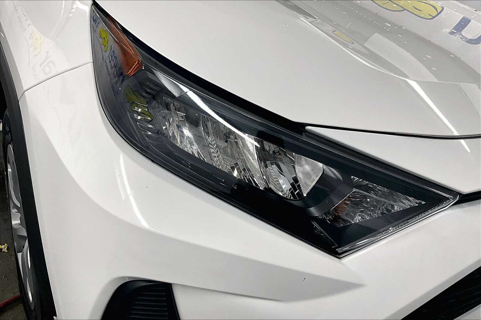 2022 Toyota RAV4 LE - Photo 32