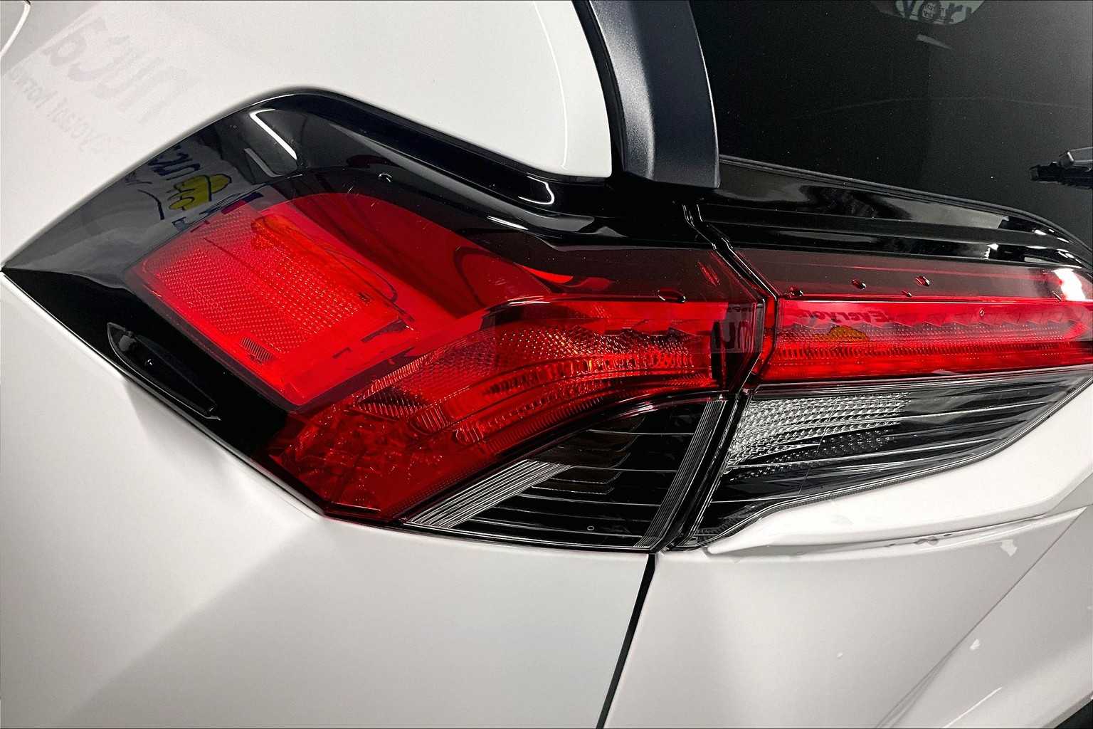 2022 Toyota RAV4 LE - Photo 33