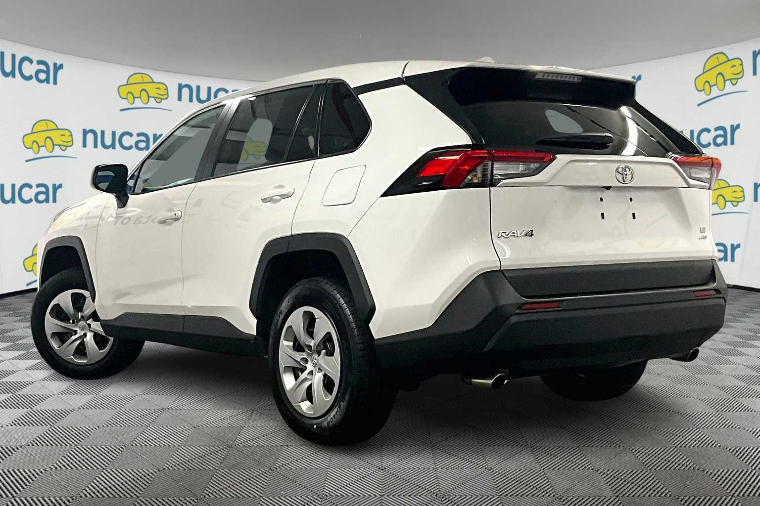 2022 Toyota RAV4 LE - Photo 4