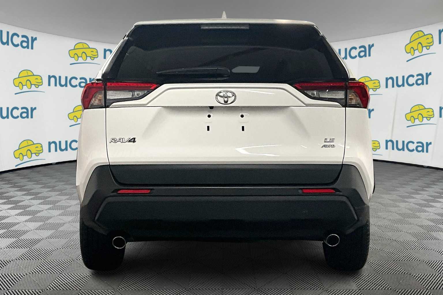 2022 Toyota RAV4 LE - Photo 5