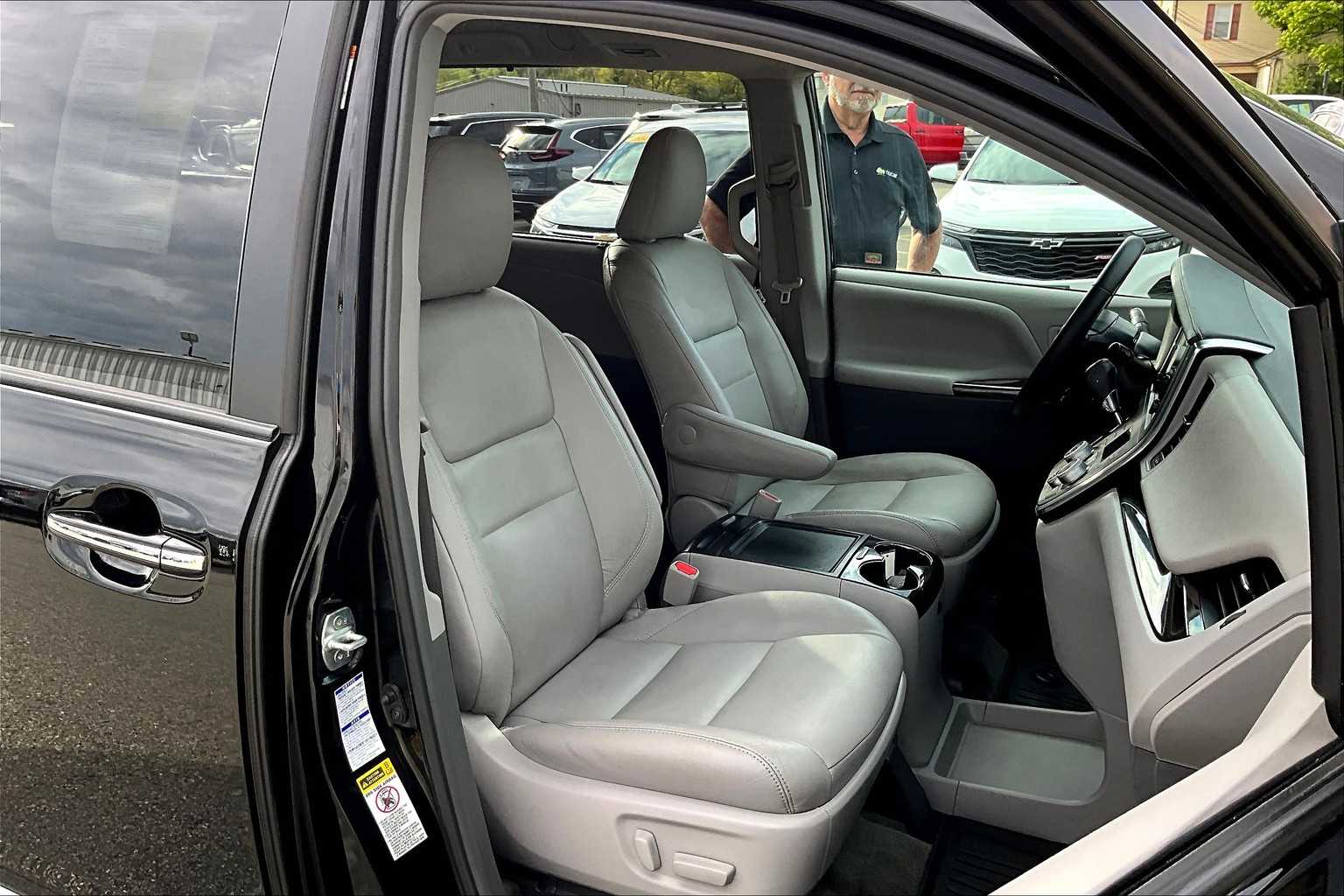 2017 Toyota Sienna XLE - Photo 11