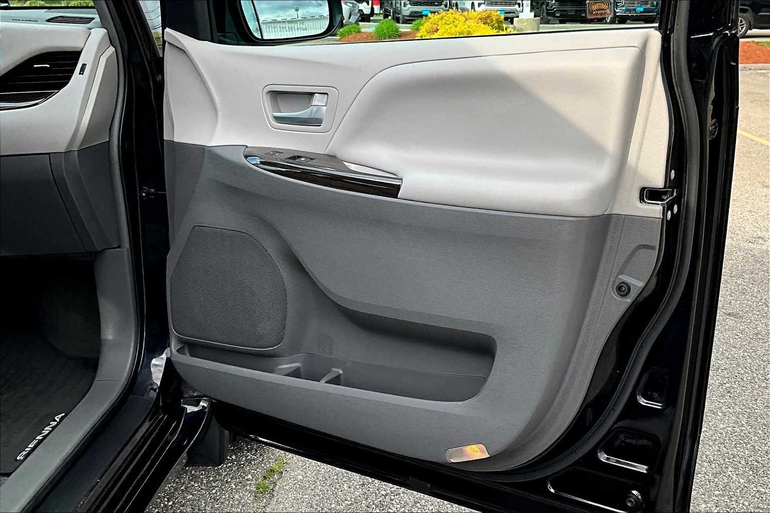 2017 Toyota Sienna XLE - Photo 12