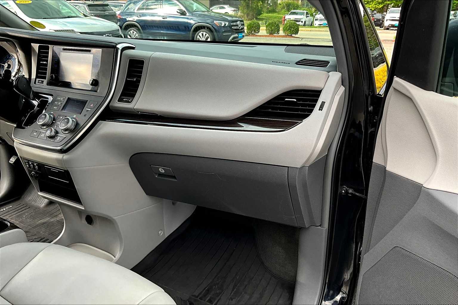 2017 Toyota Sienna XLE - Photo 13