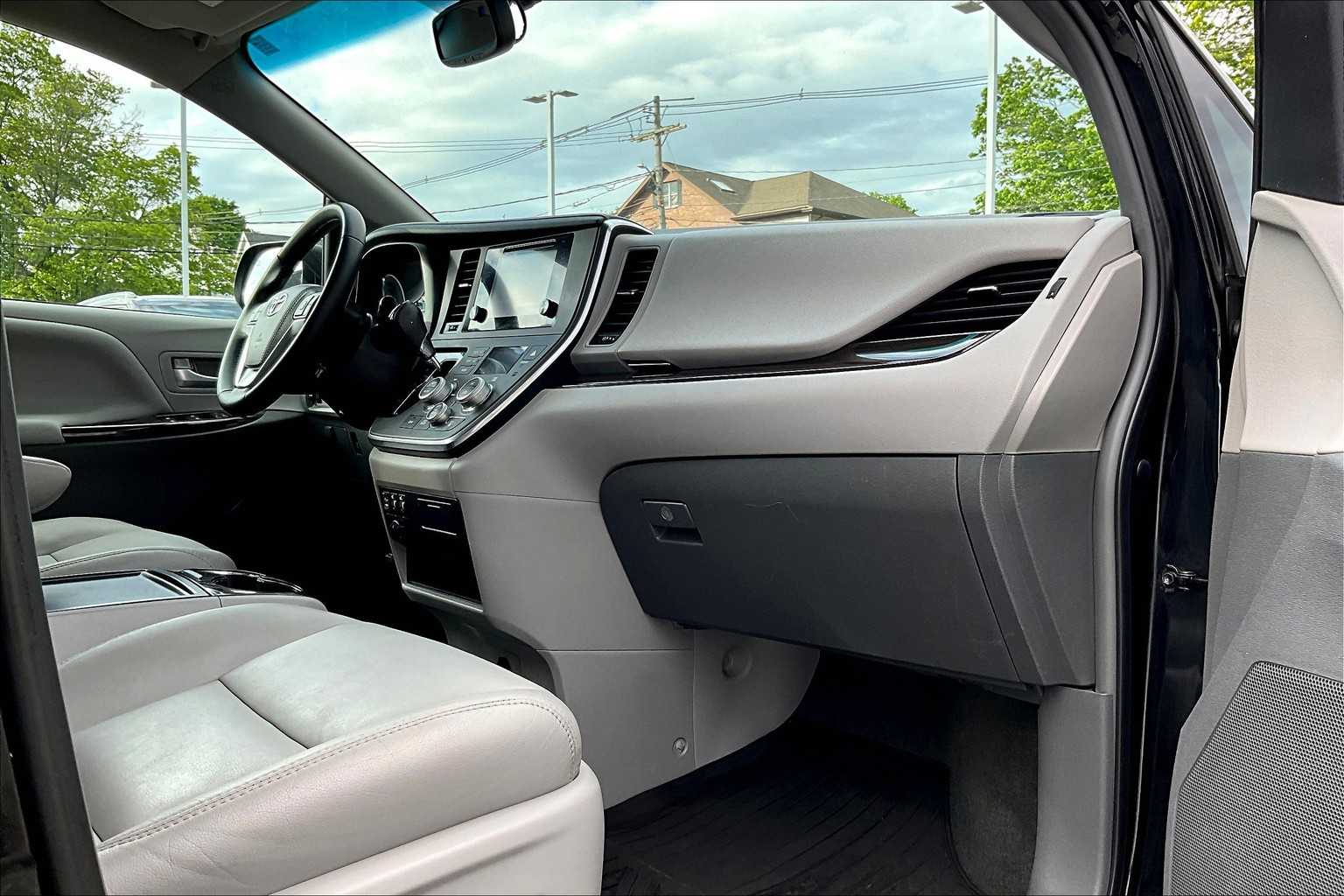 2017 Toyota Sienna XLE - Photo 14