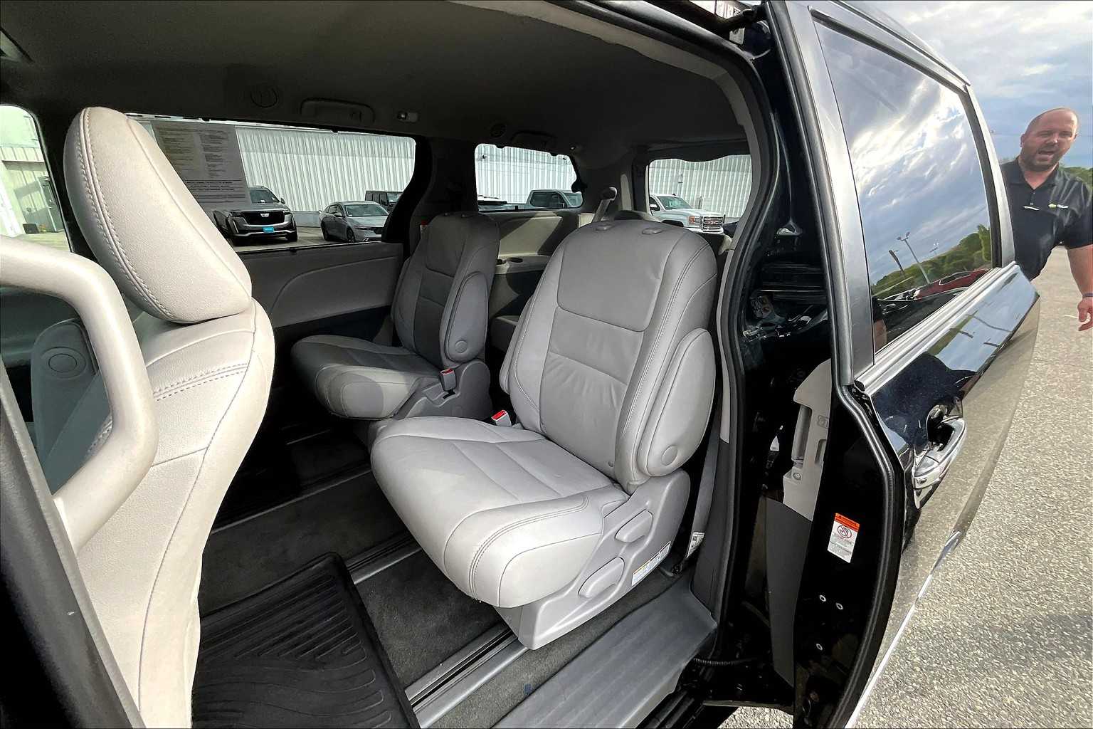2017 Toyota Sienna XLE - Photo 15