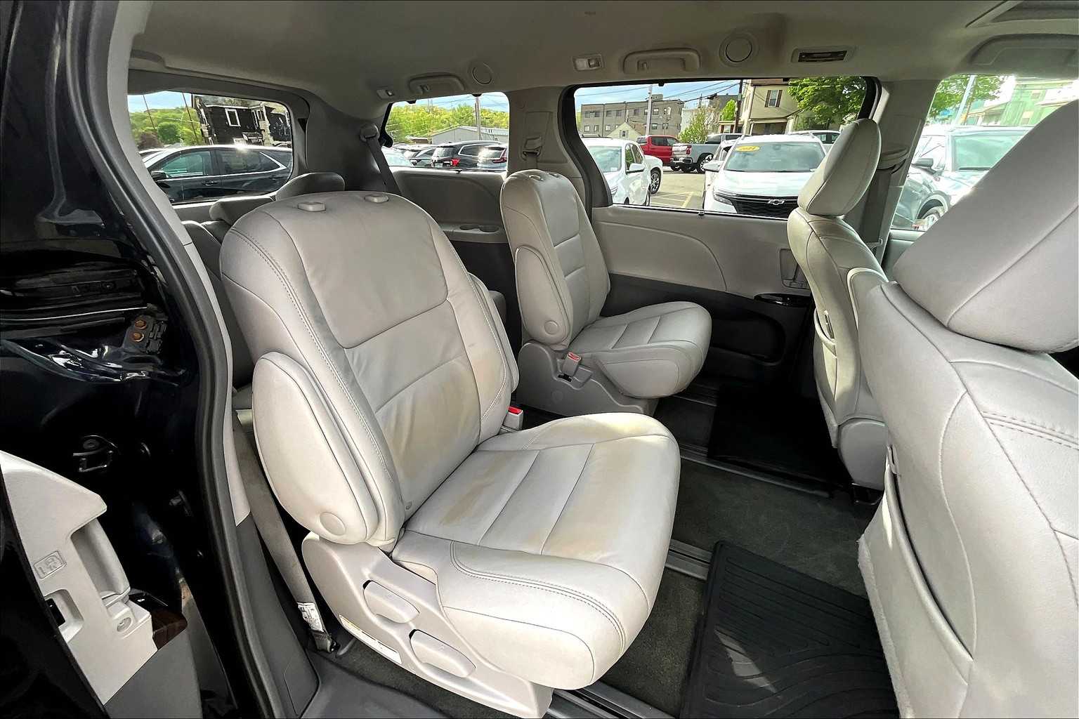 2017 Toyota Sienna XLE - Photo 16