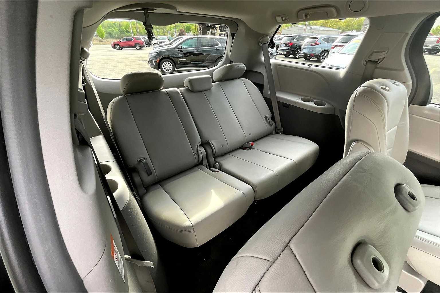 2017 Toyota Sienna XLE - Photo 17