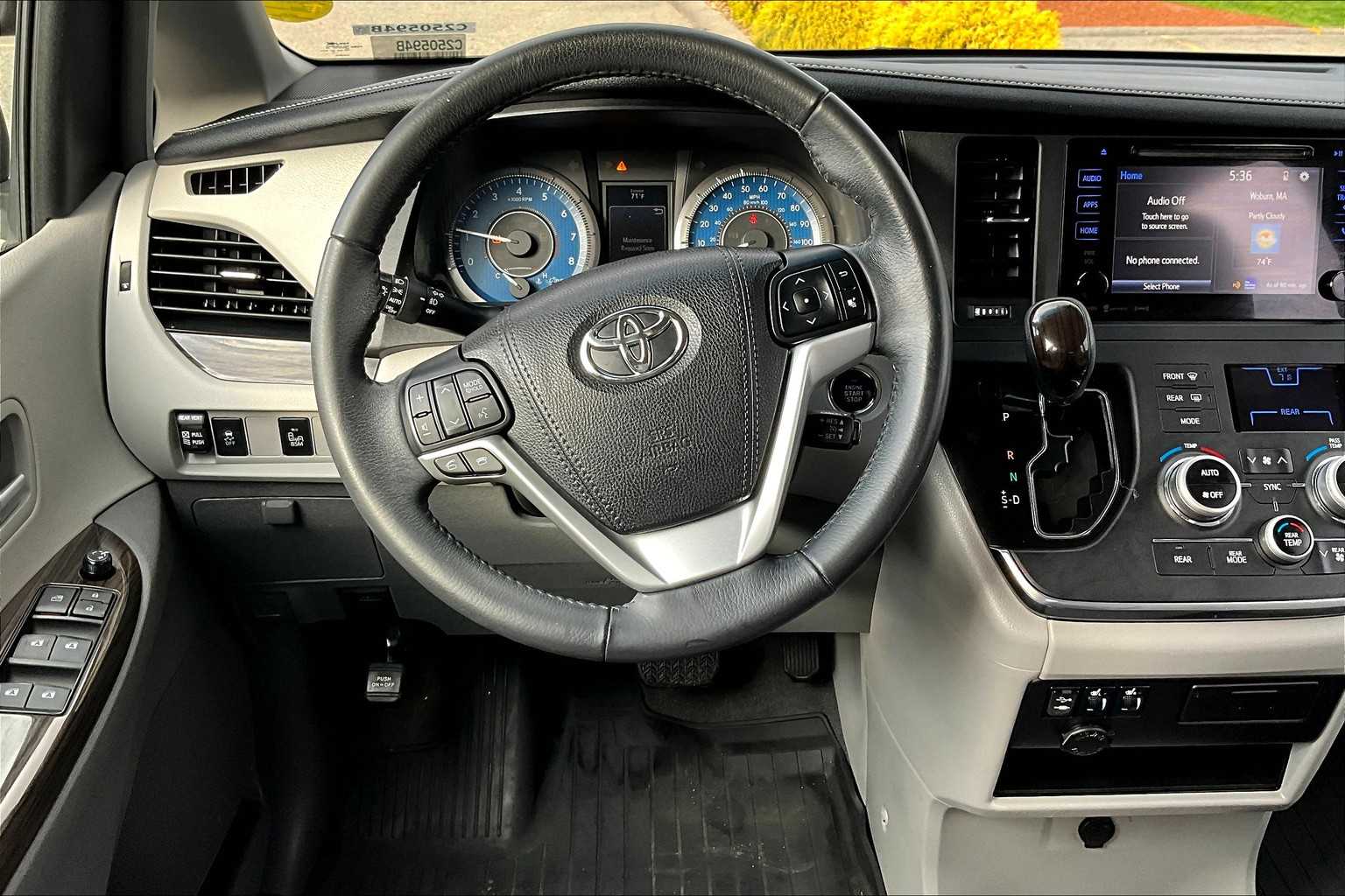 2017 Toyota Sienna XLE - Photo 18