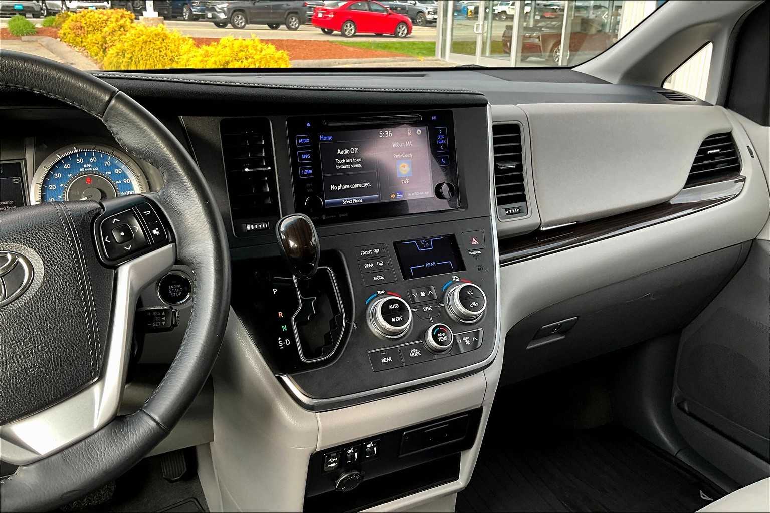2017 Toyota Sienna XLE - Photo 19