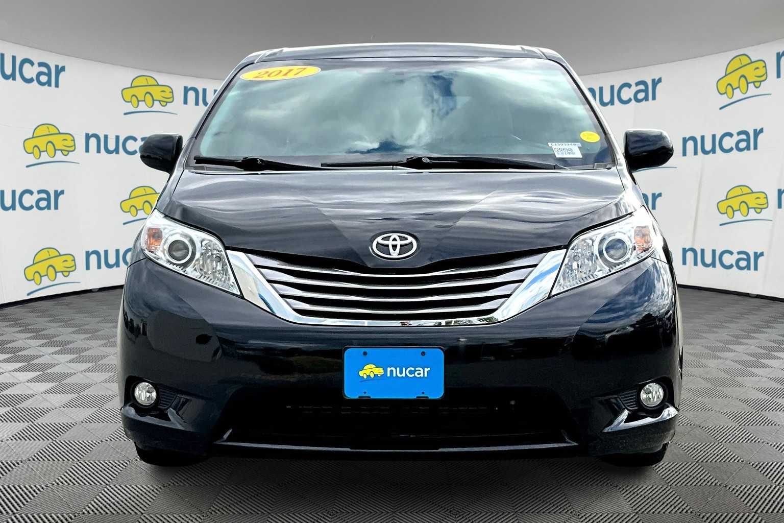 2017 Toyota Sienna XLE - Photo 2