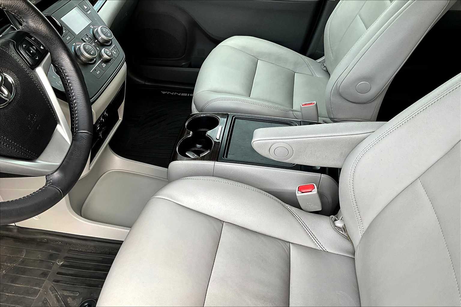 2017 Toyota Sienna XLE - Photo 21