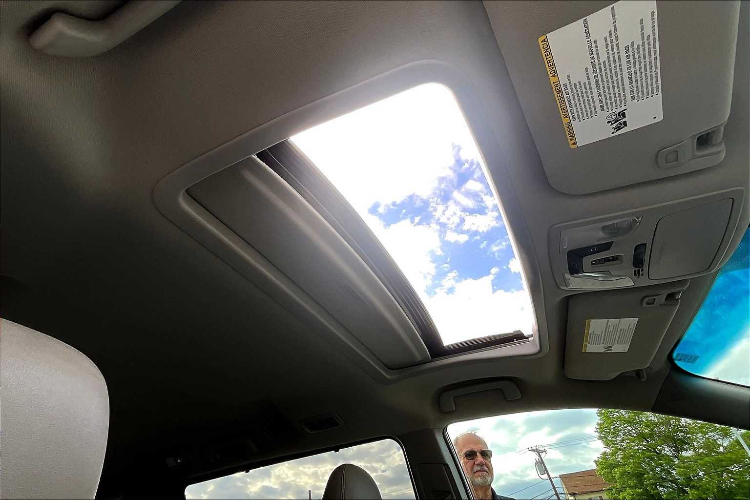2017 Toyota Sienna XLE - Photo 23