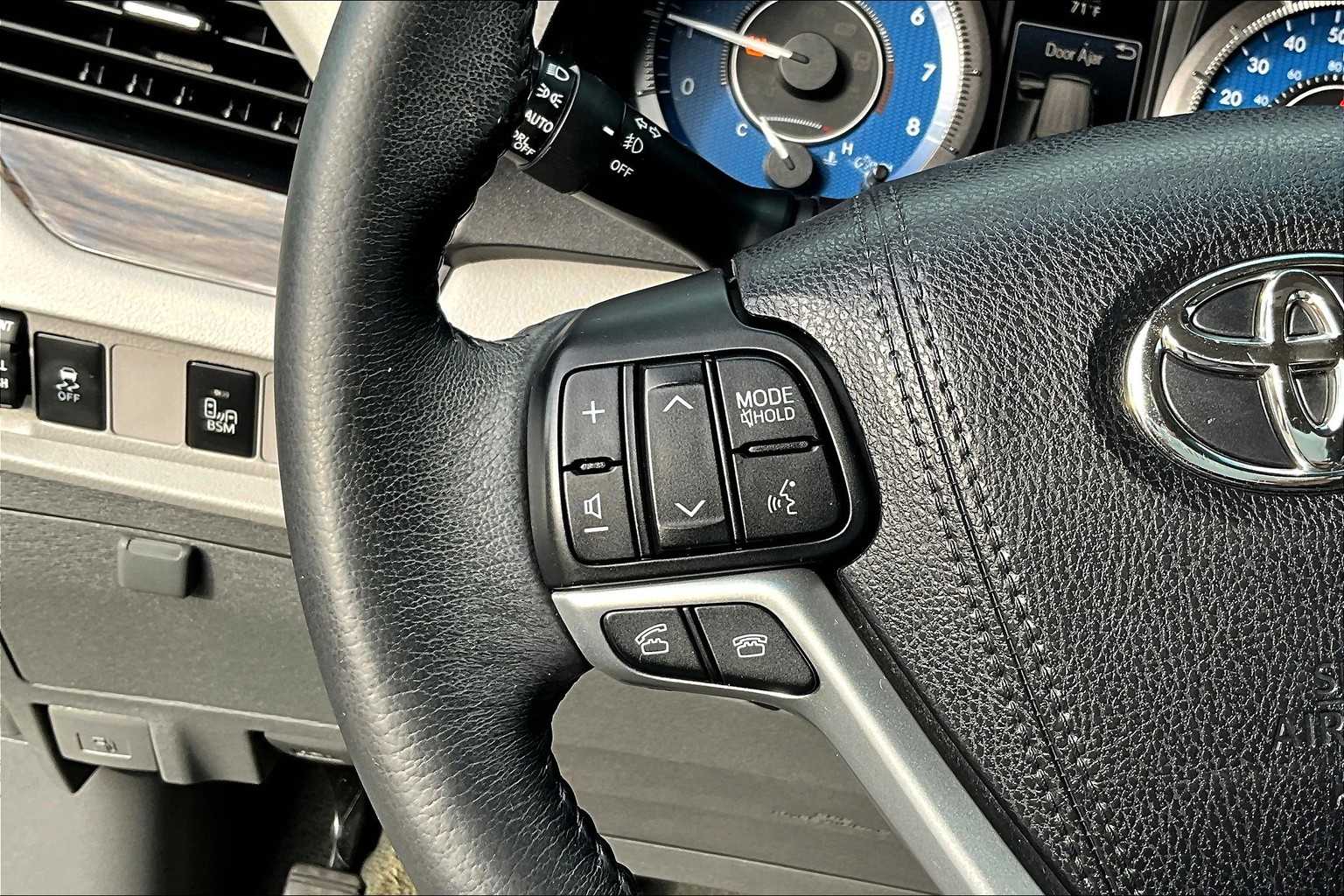 2017 Toyota Sienna XLE - Photo 24