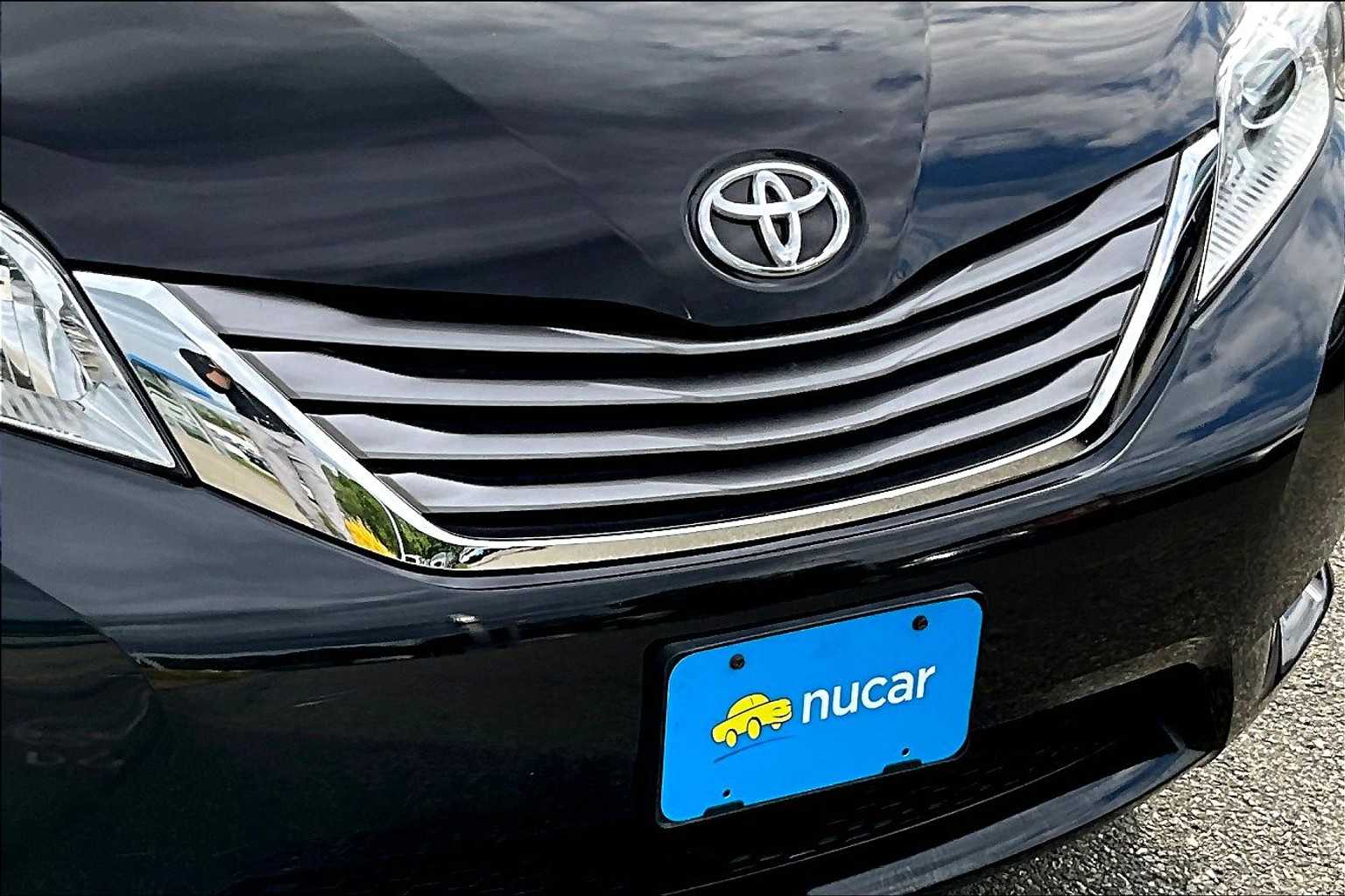 2017 Toyota Sienna XLE - Photo 32