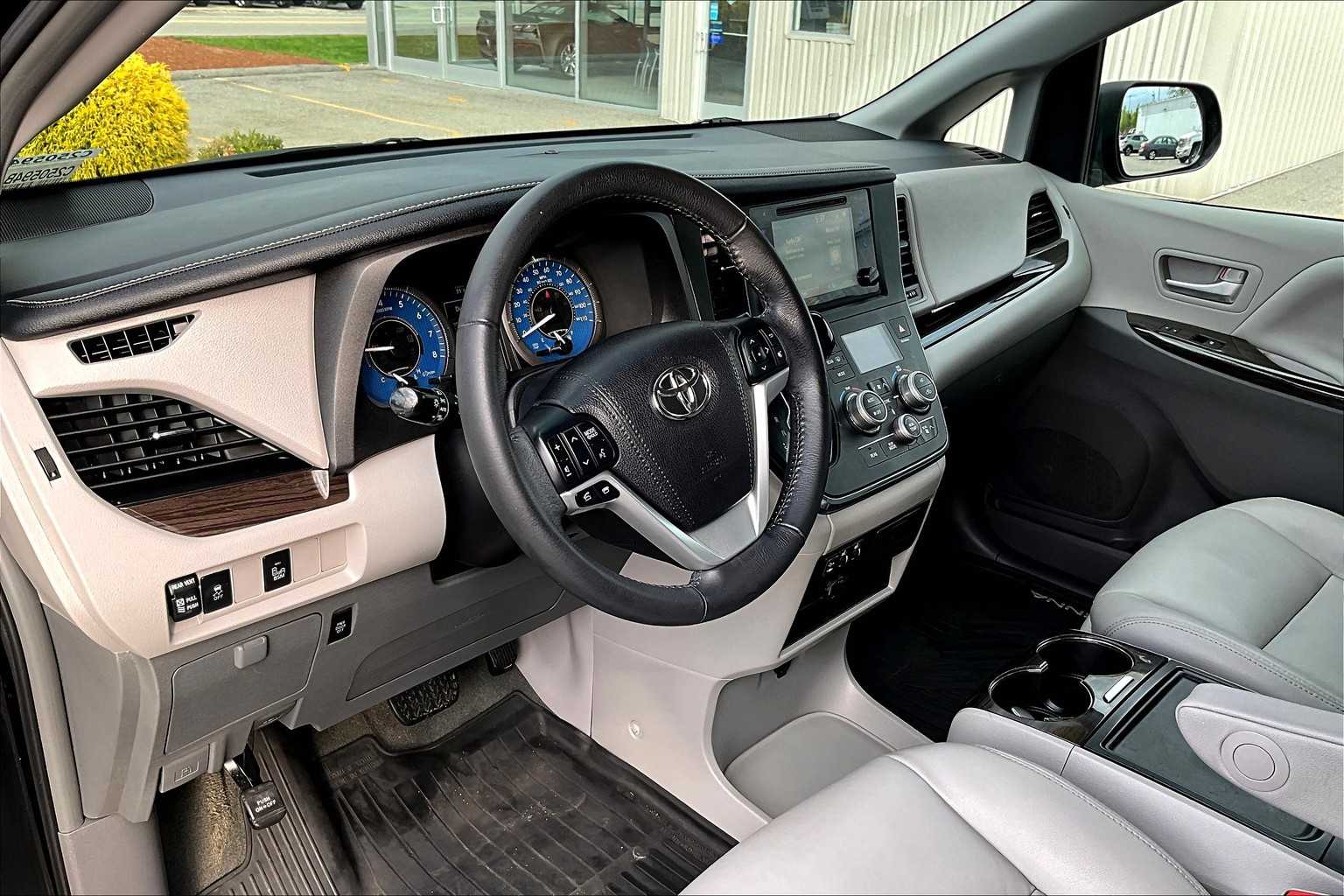 2017 Toyota Sienna XLE - Photo 8