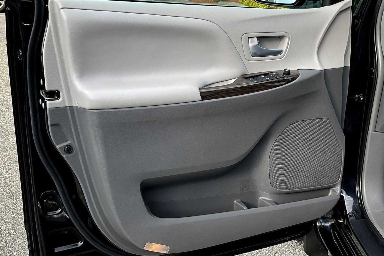 2017 Toyota Sienna XLE - Photo 9