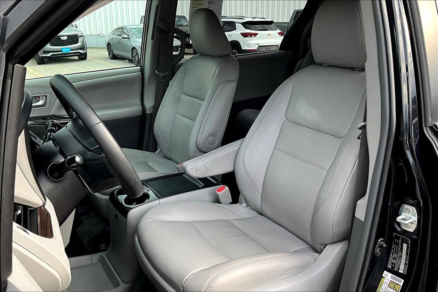 2017 Toyota Sienna XLE - Photo 10