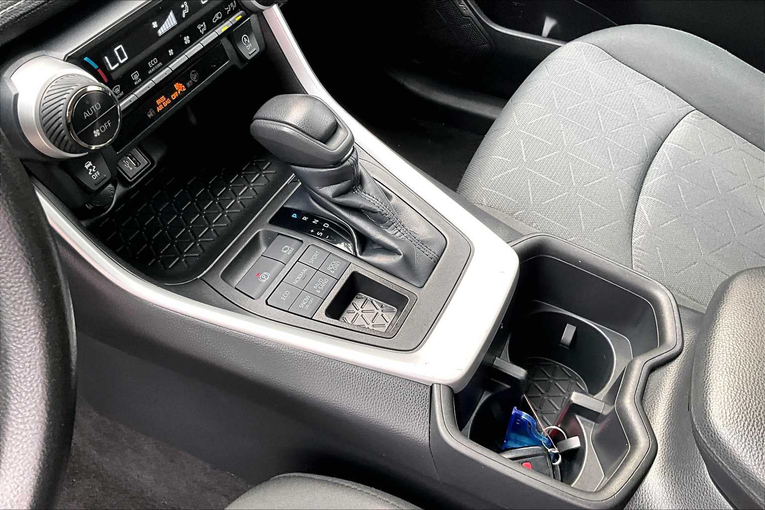 2023 Toyota RAV4 XLE - Photo 40