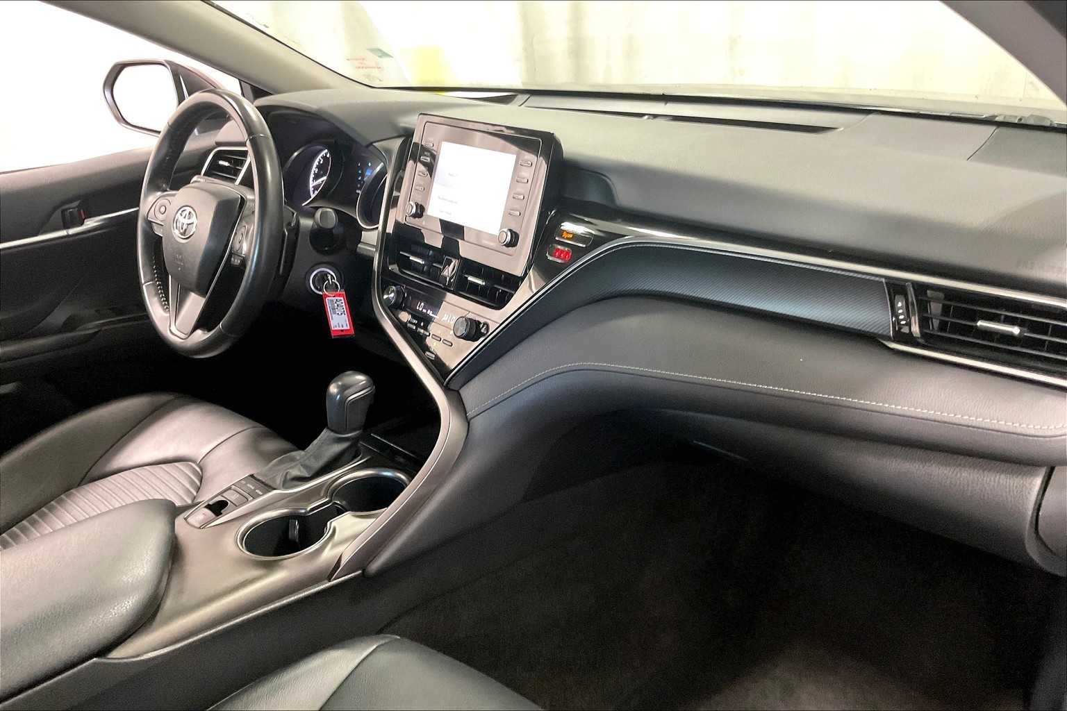 2022 Toyota Camry SE - Photo 14