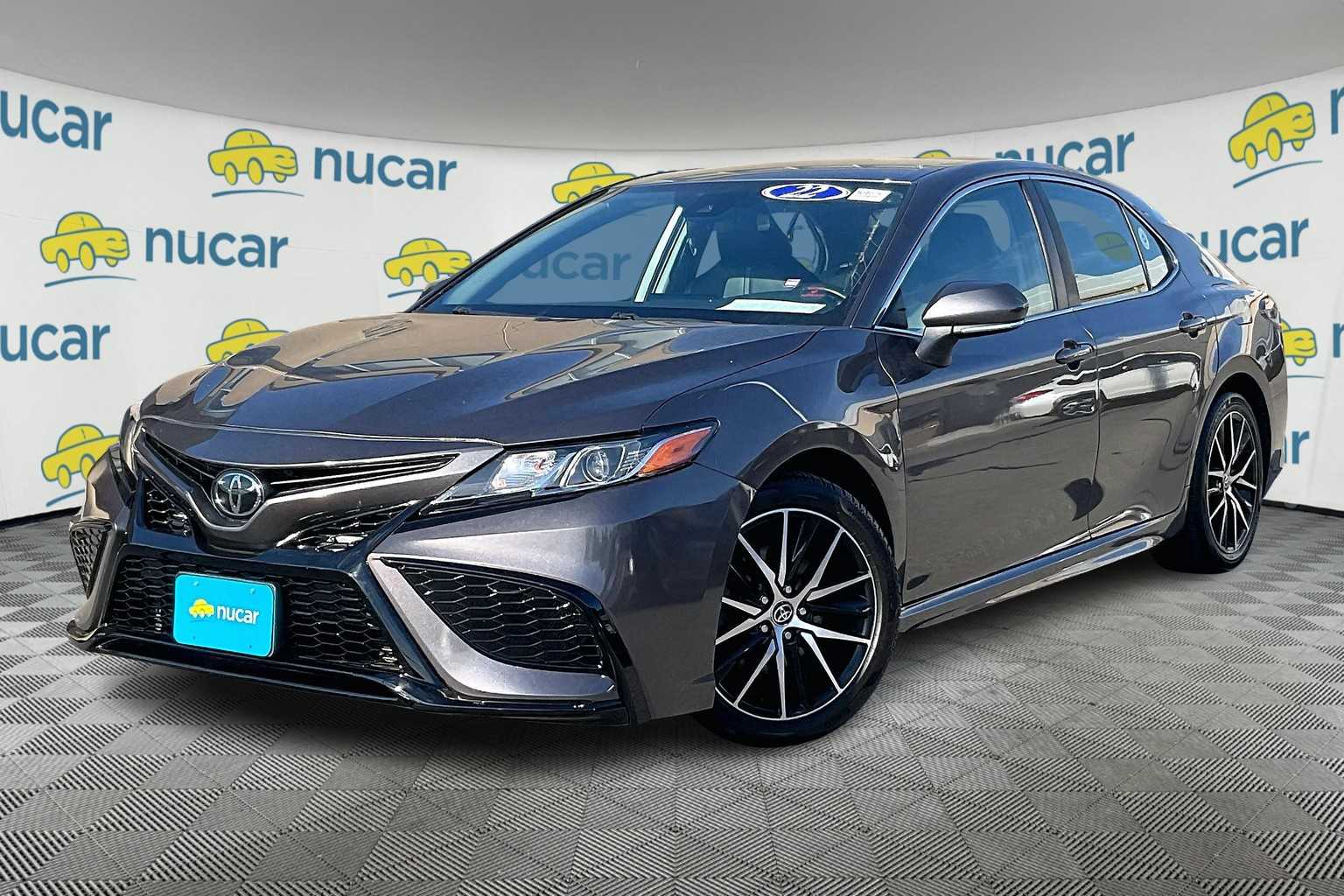 2022 Toyota Camry SE - Photo 3