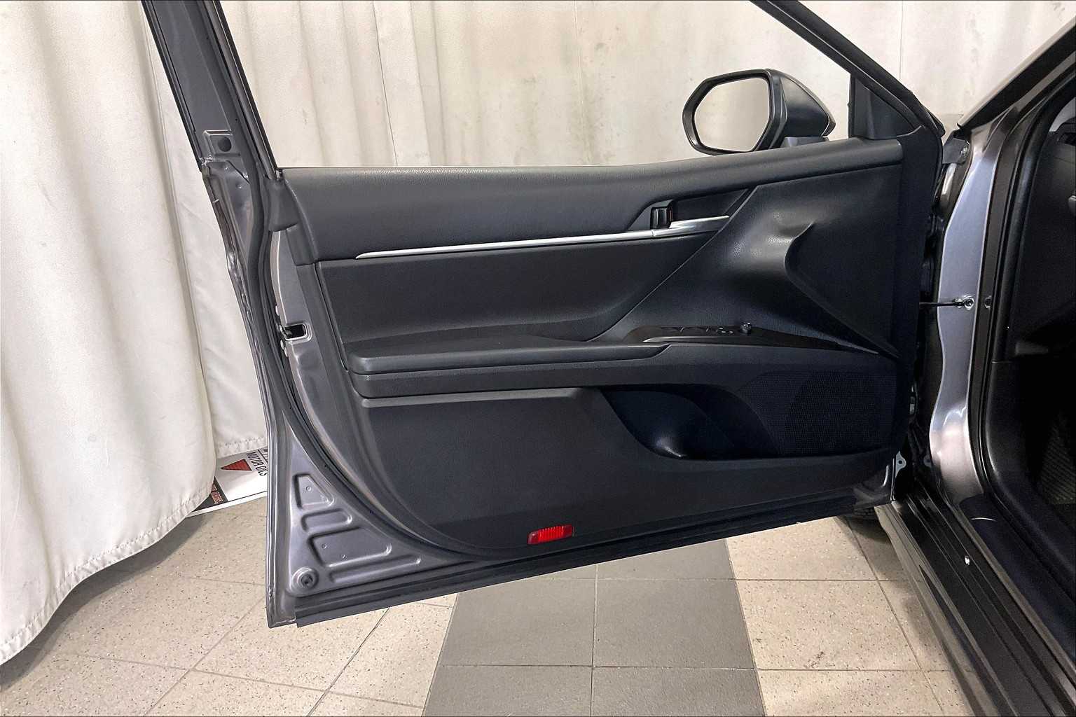 2022 Toyota Camry SE - Photo 9