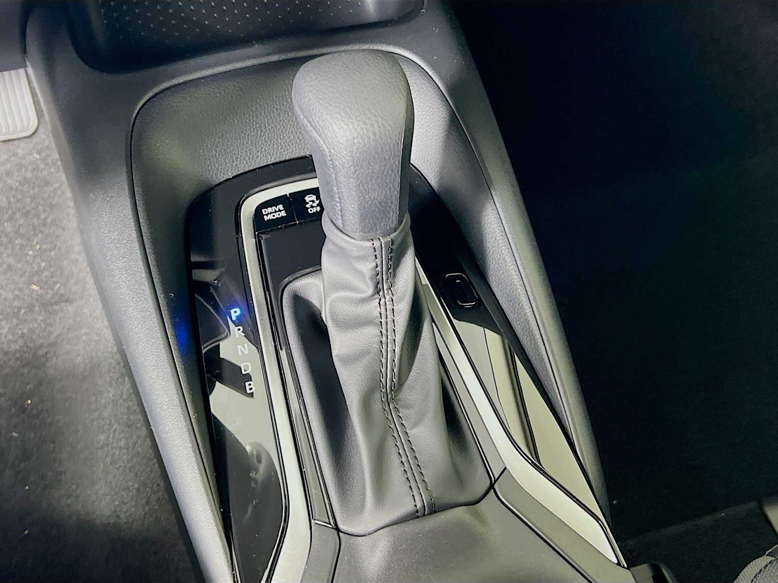 2026 Toyota Corolla Hybrid LE - Photo 11