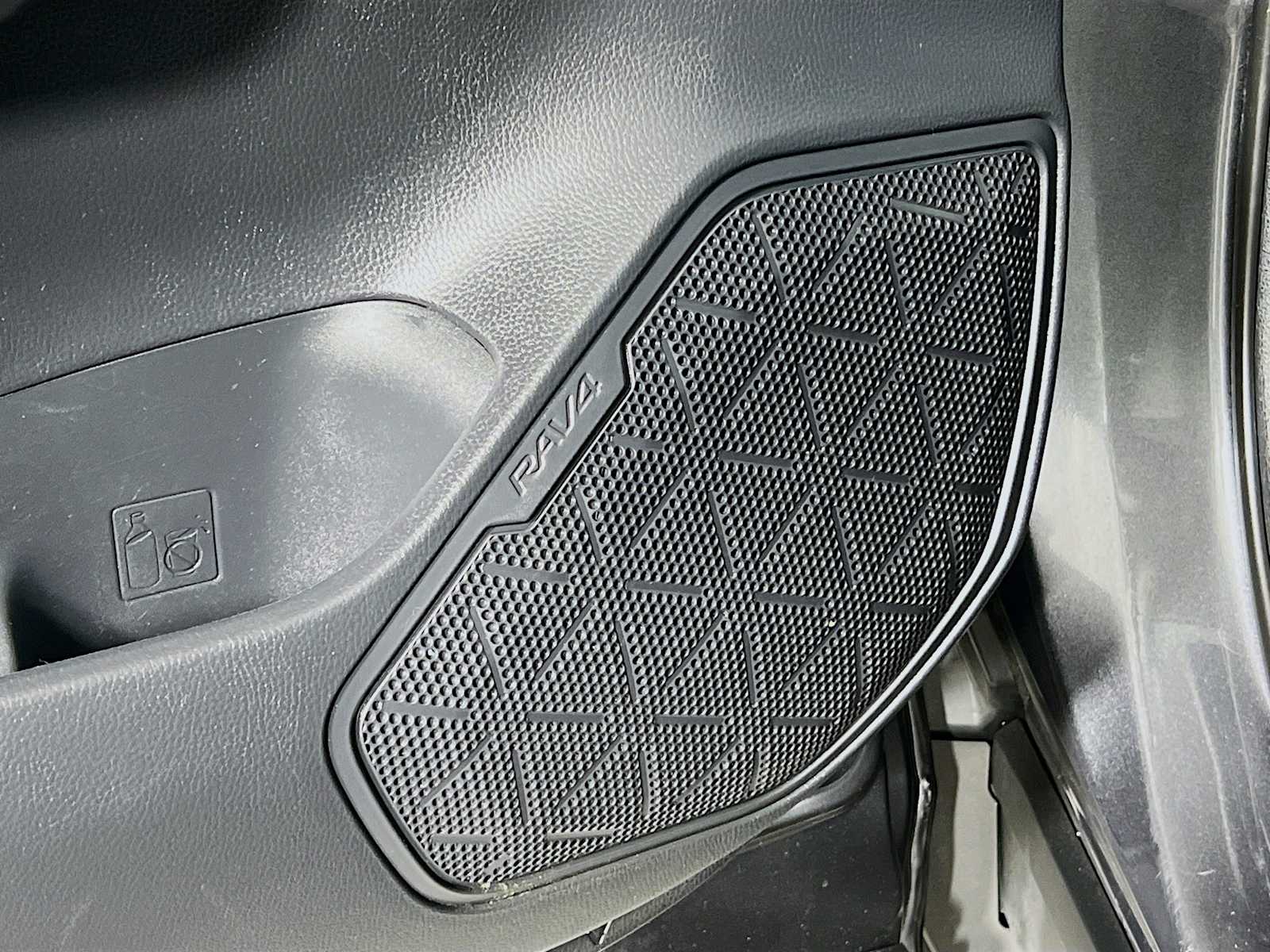 2019 Toyota RAV4 XLE - Photo 18