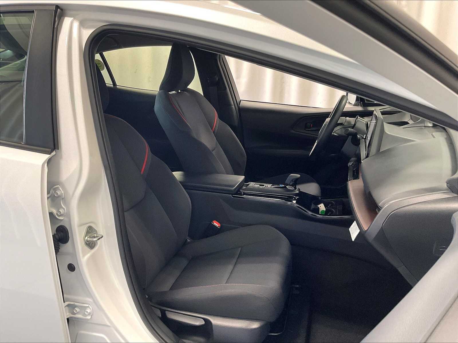 2024 Toyota Prius Prime SE - Photo 11