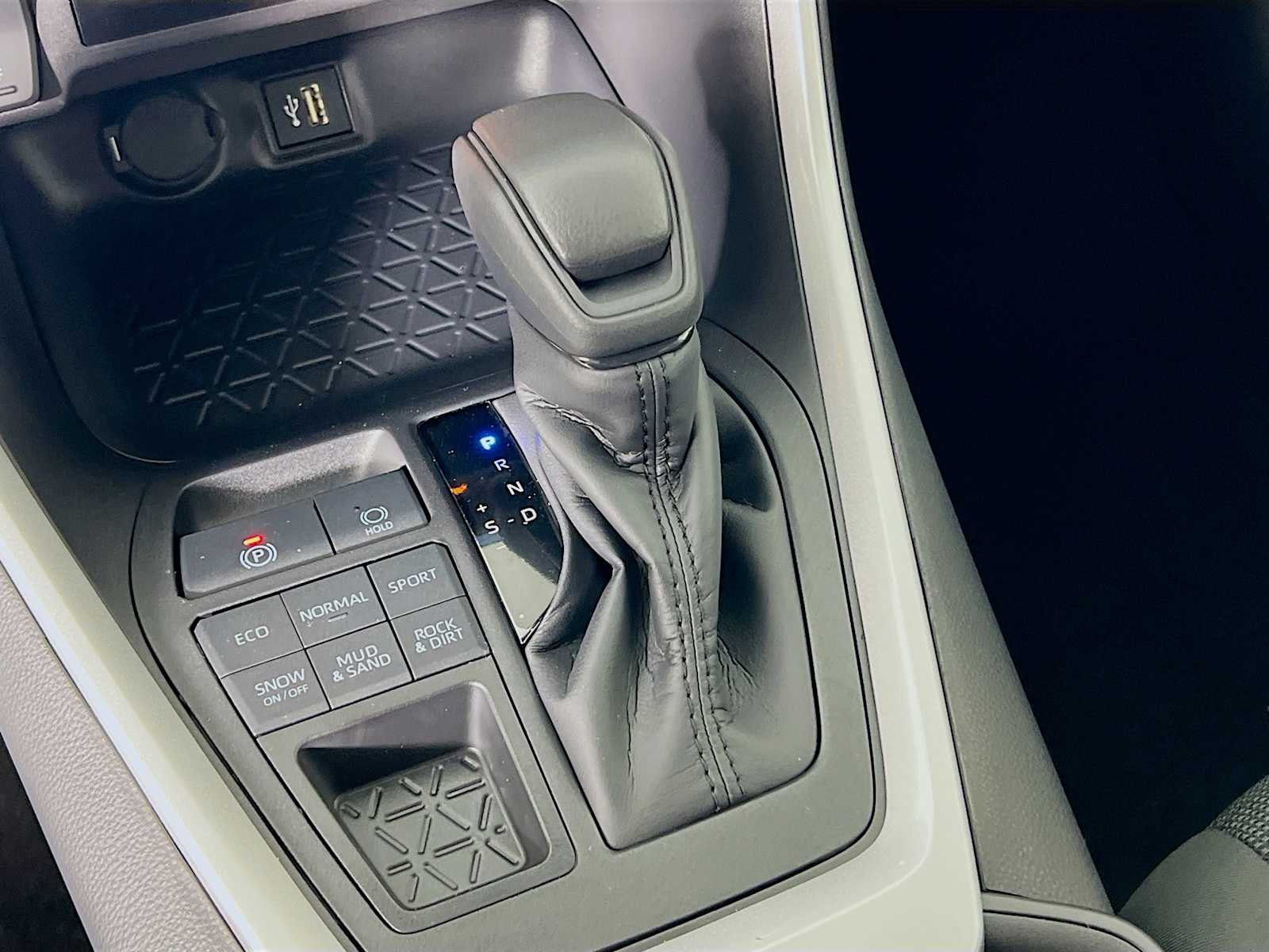2025 Toyota RAV4 LE - Photo 11