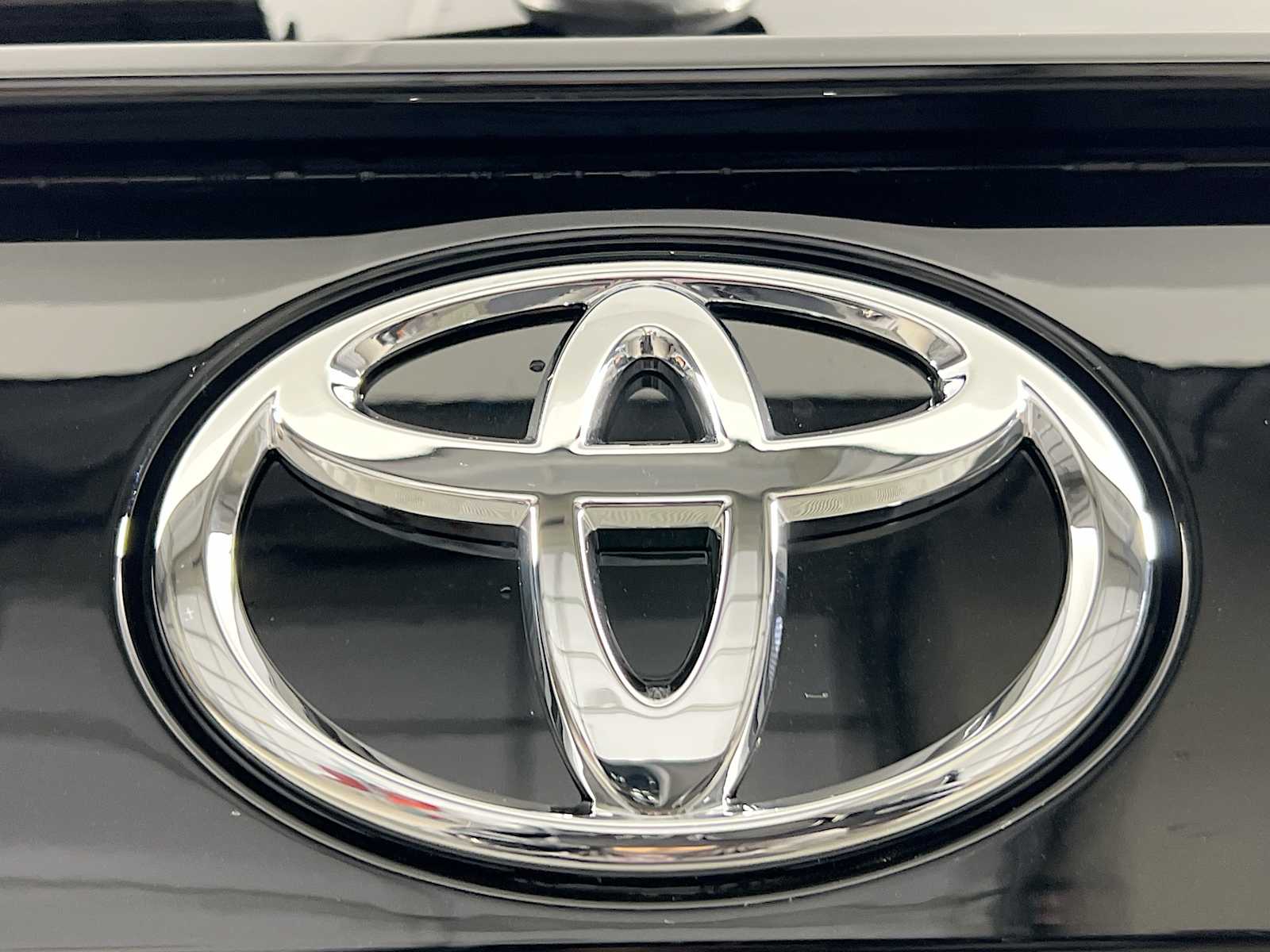 2025 Toyota RAV4 LE - Photo 18