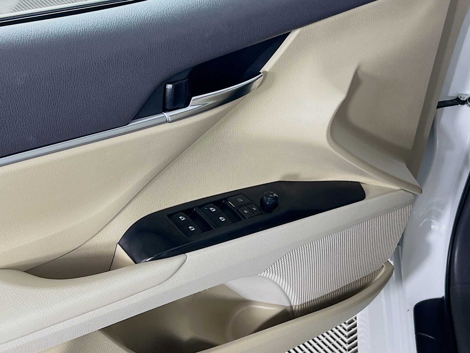 2020 Toyota Camry LE - Photo 18