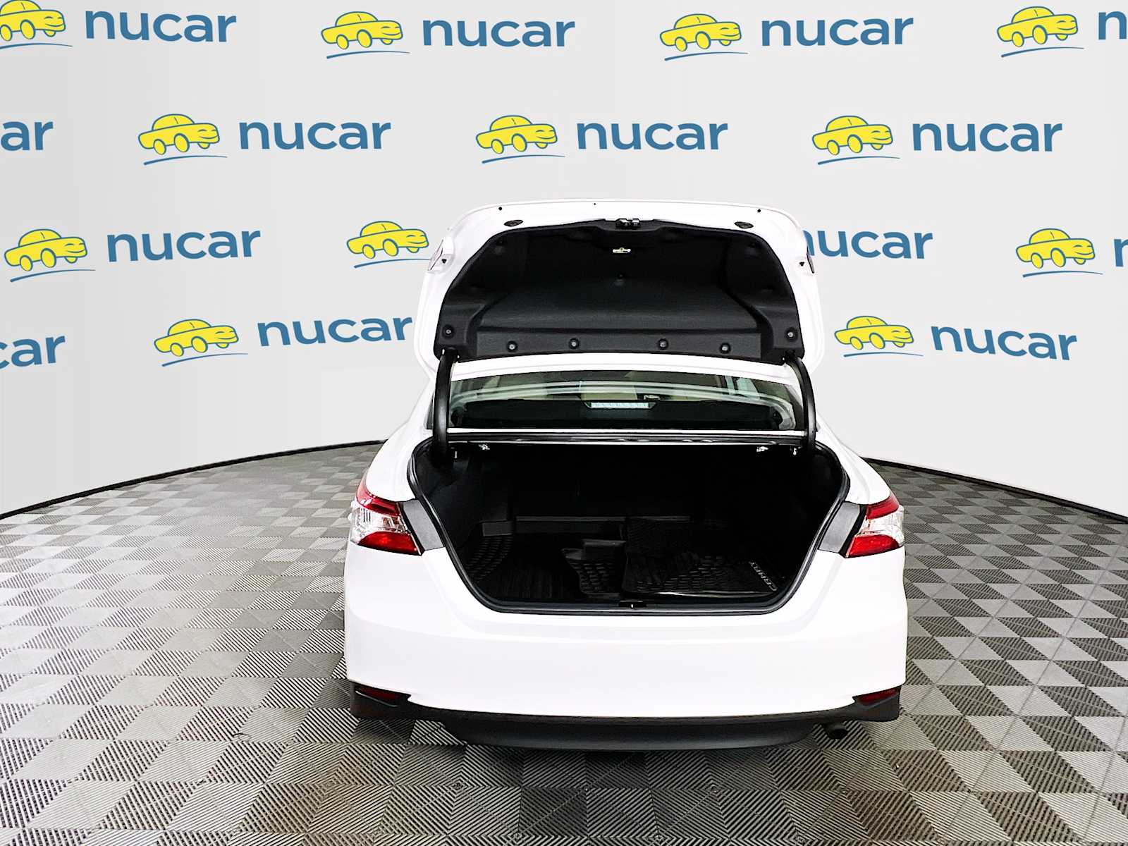 2020 Toyota Camry LE - Photo 25