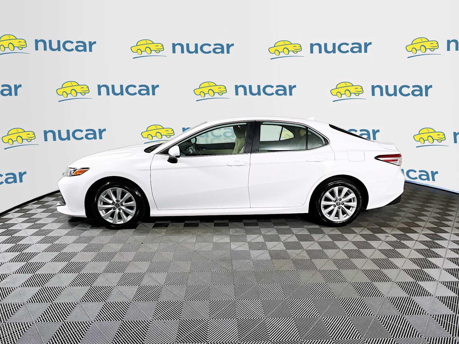 2020 Toyota Camry LE - Photo 4