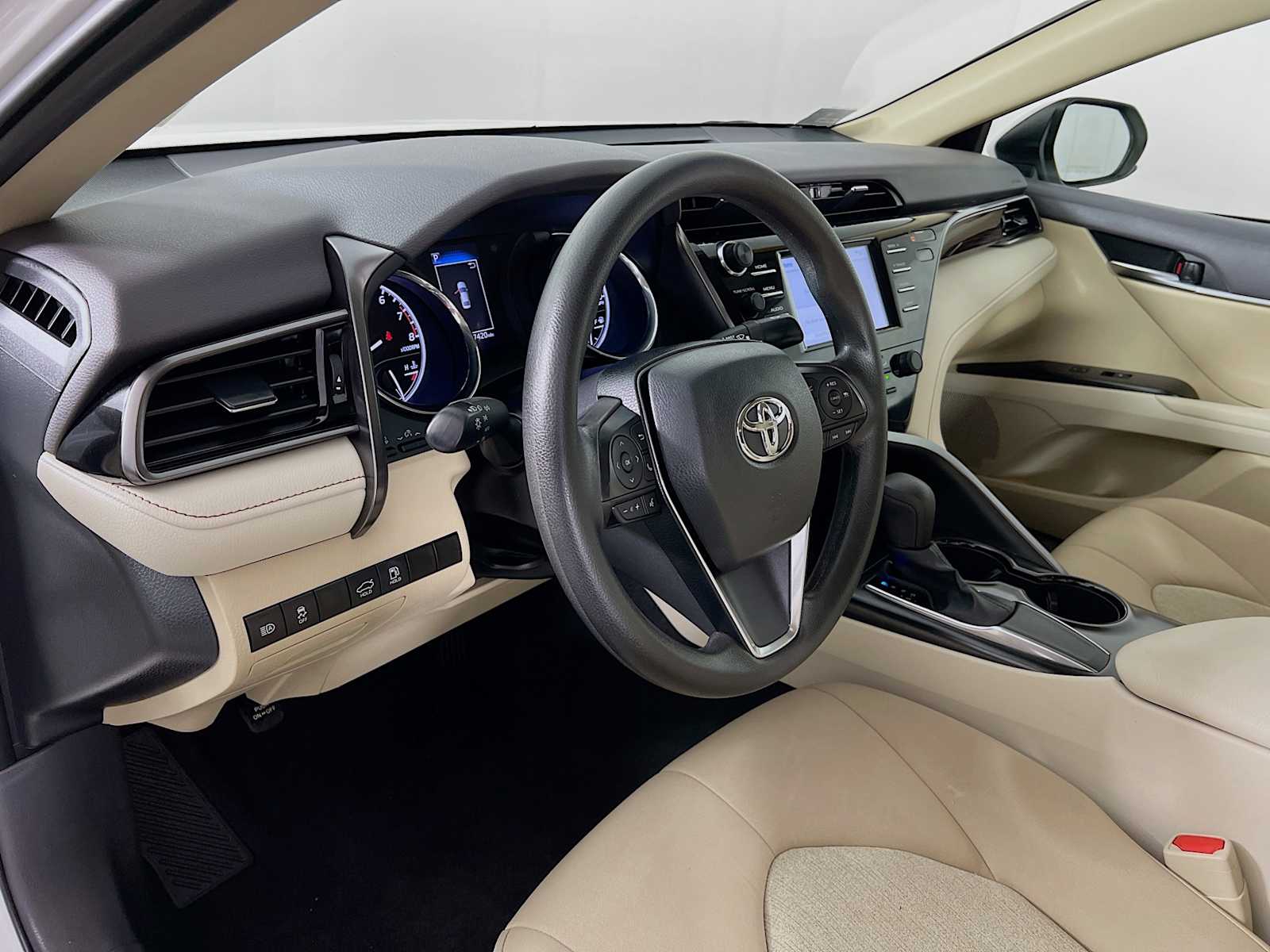 2020 Toyota Camry LE - Photo 9