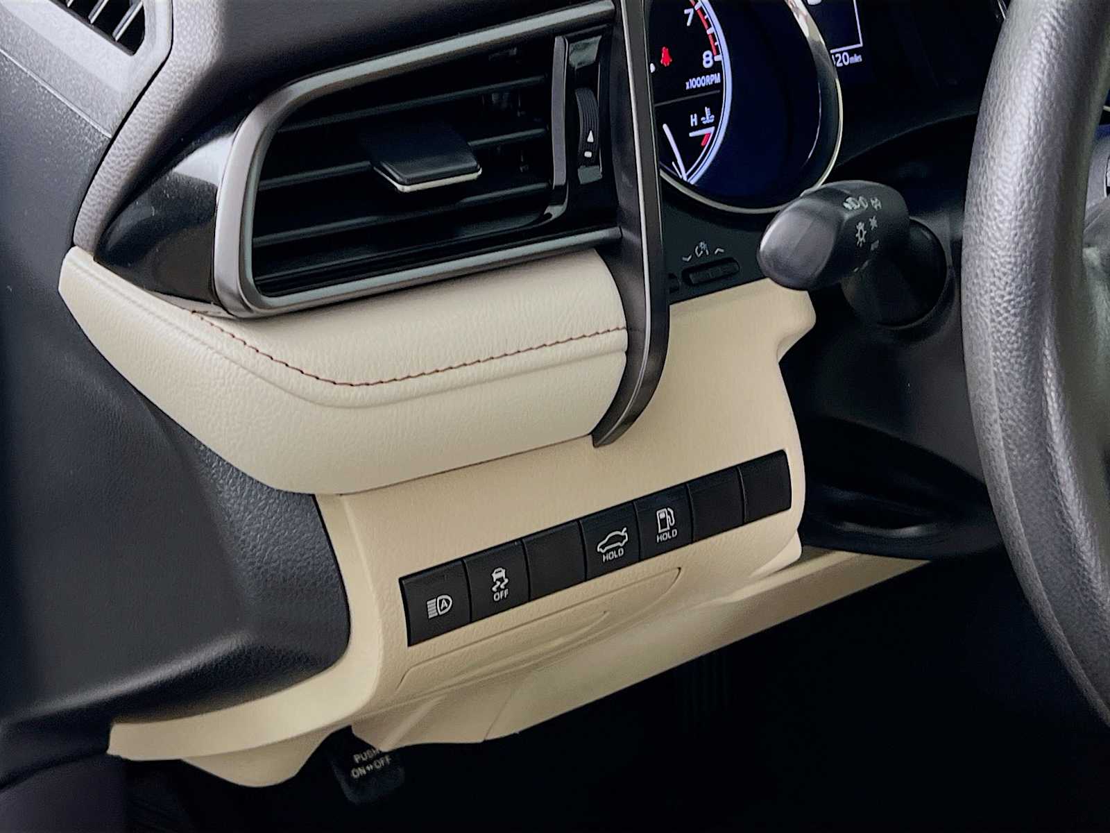 2020 Toyota Camry LE - Photo 10