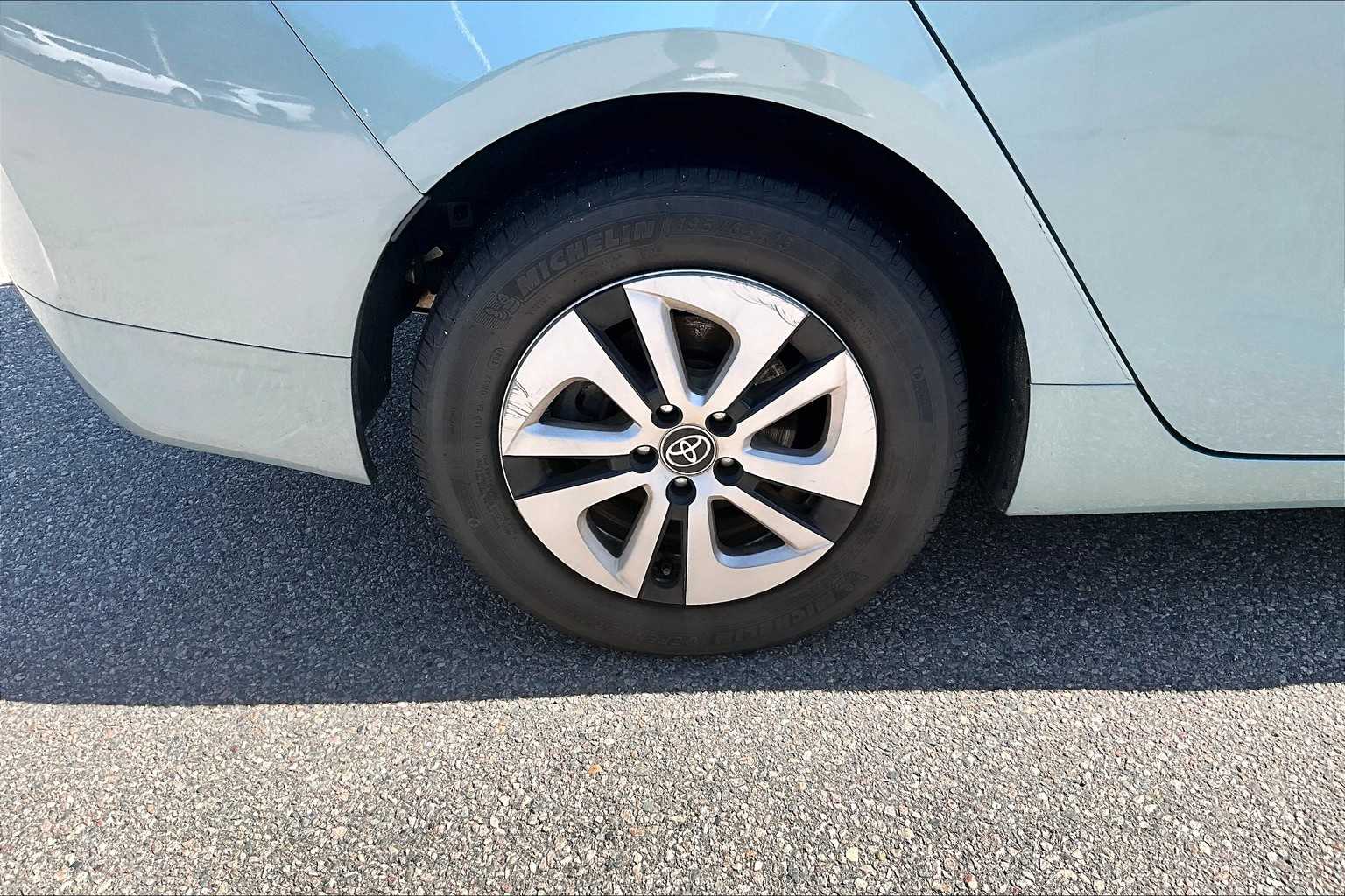 2016 Toyota Prius Three - Photo 4