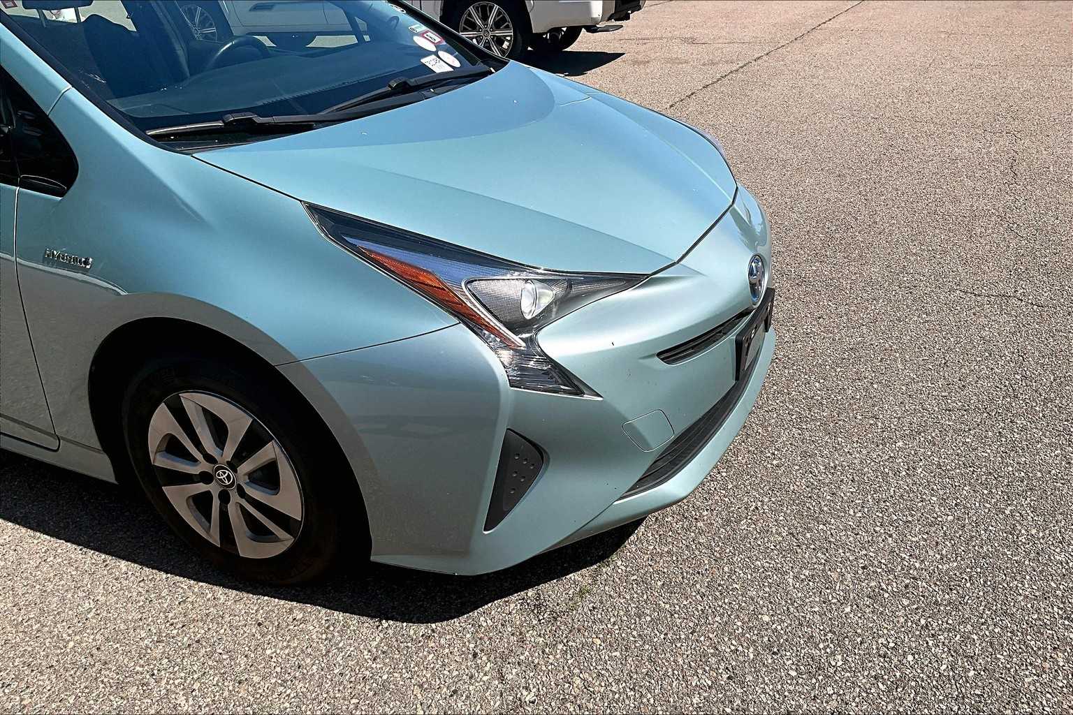 2016 Toyota Prius Three - Photo 5
