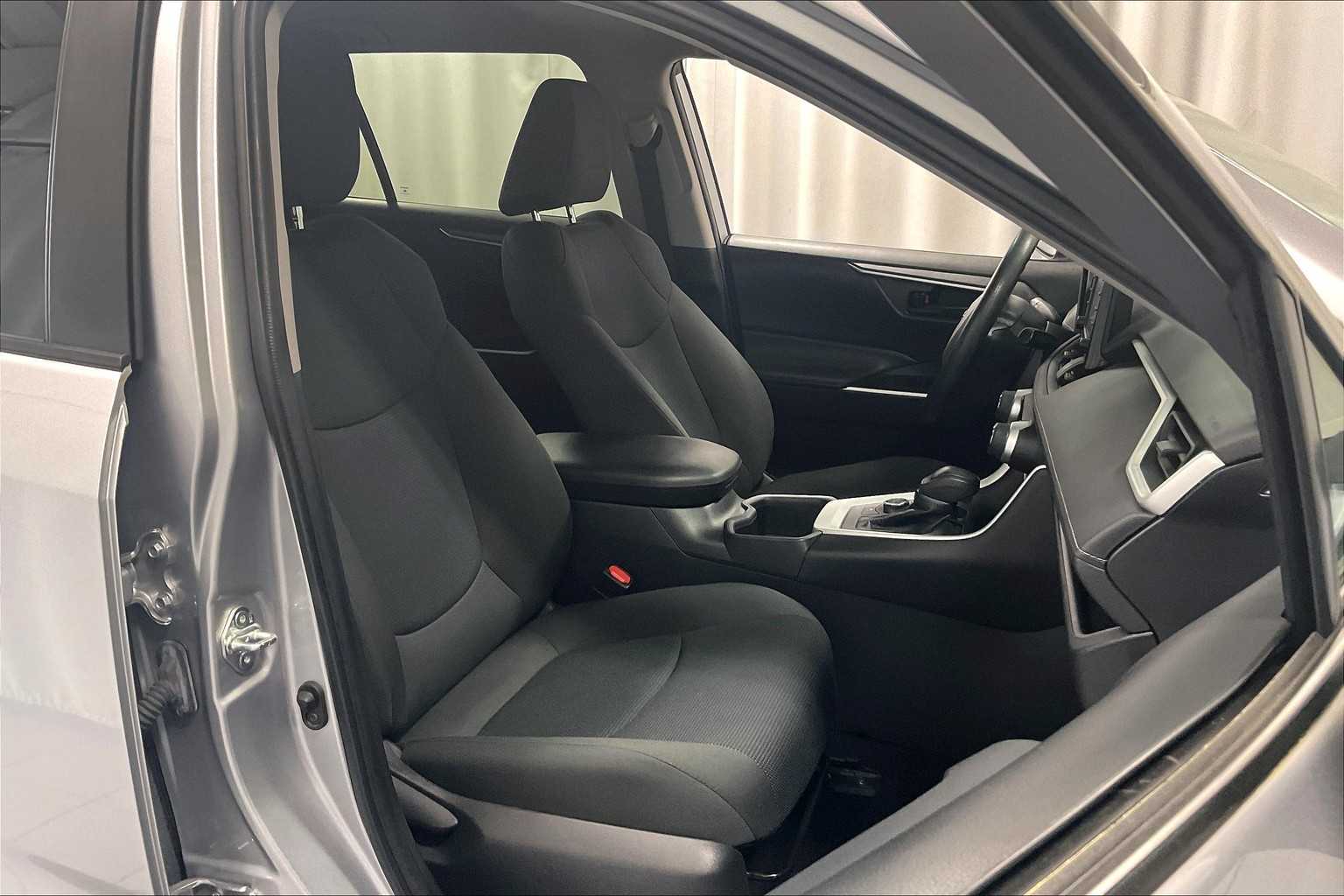 2022 Toyota RAV4 Hybrid LE - Photo 11