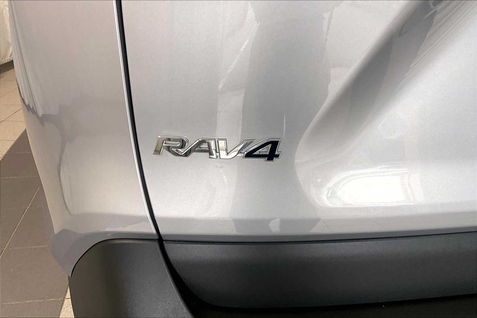 2022 Toyota RAV4 Hybrid LE - Photo 28