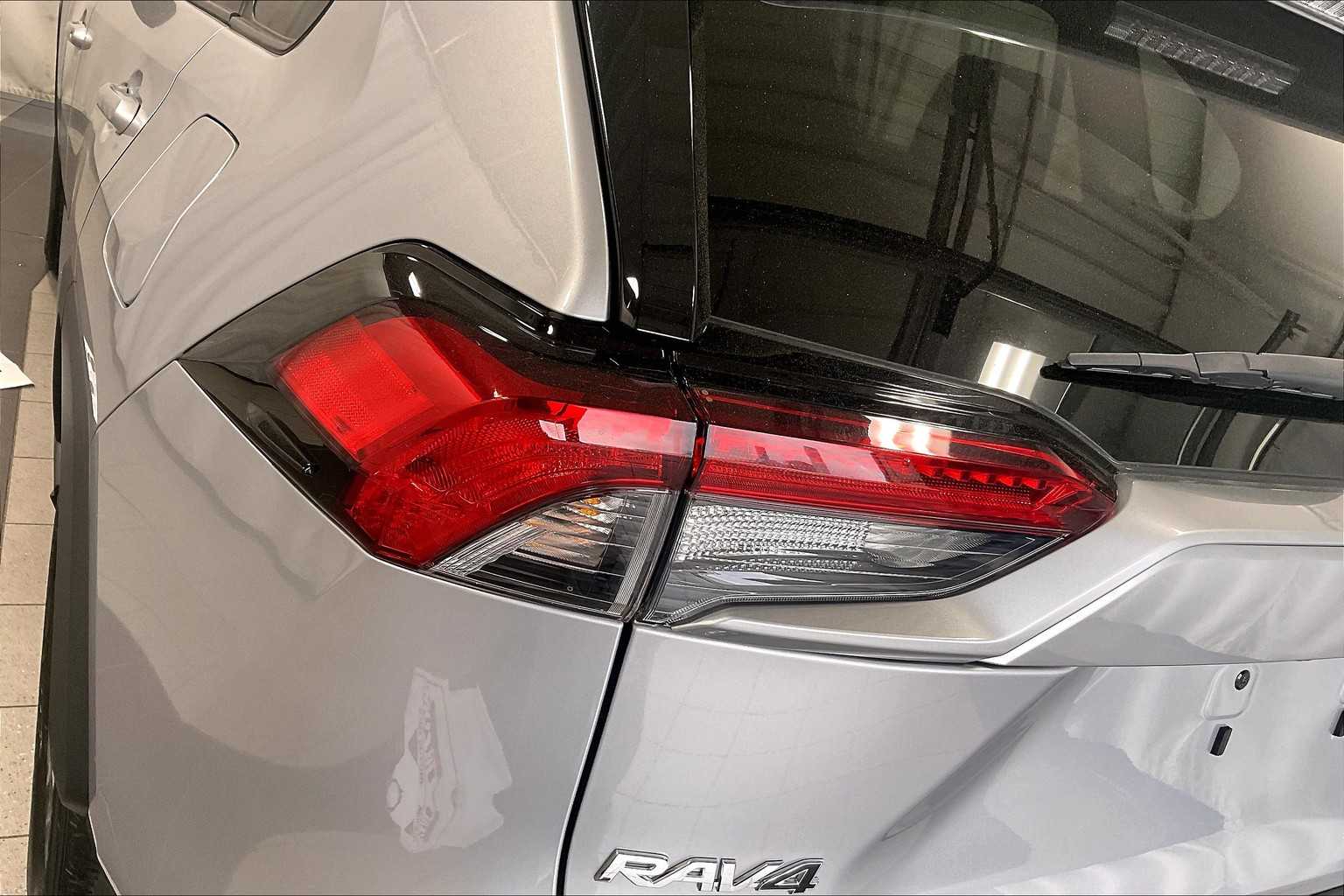 2022 Toyota RAV4 Hybrid LE - Photo 32