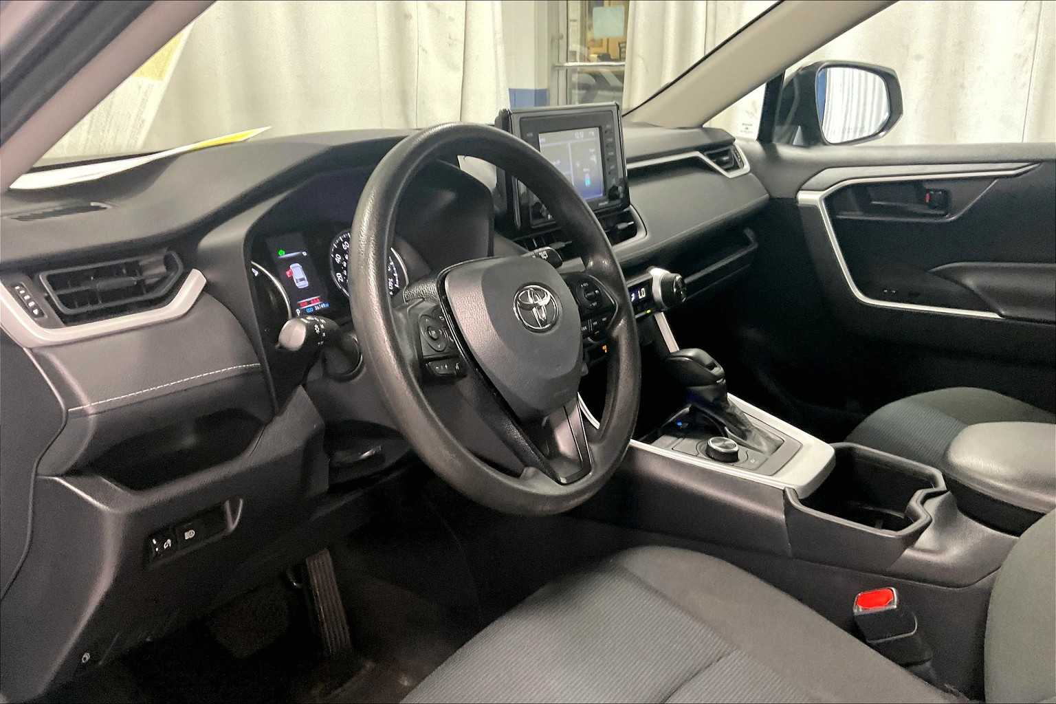 2022 Toyota RAV4 Hybrid LE - Photo 8