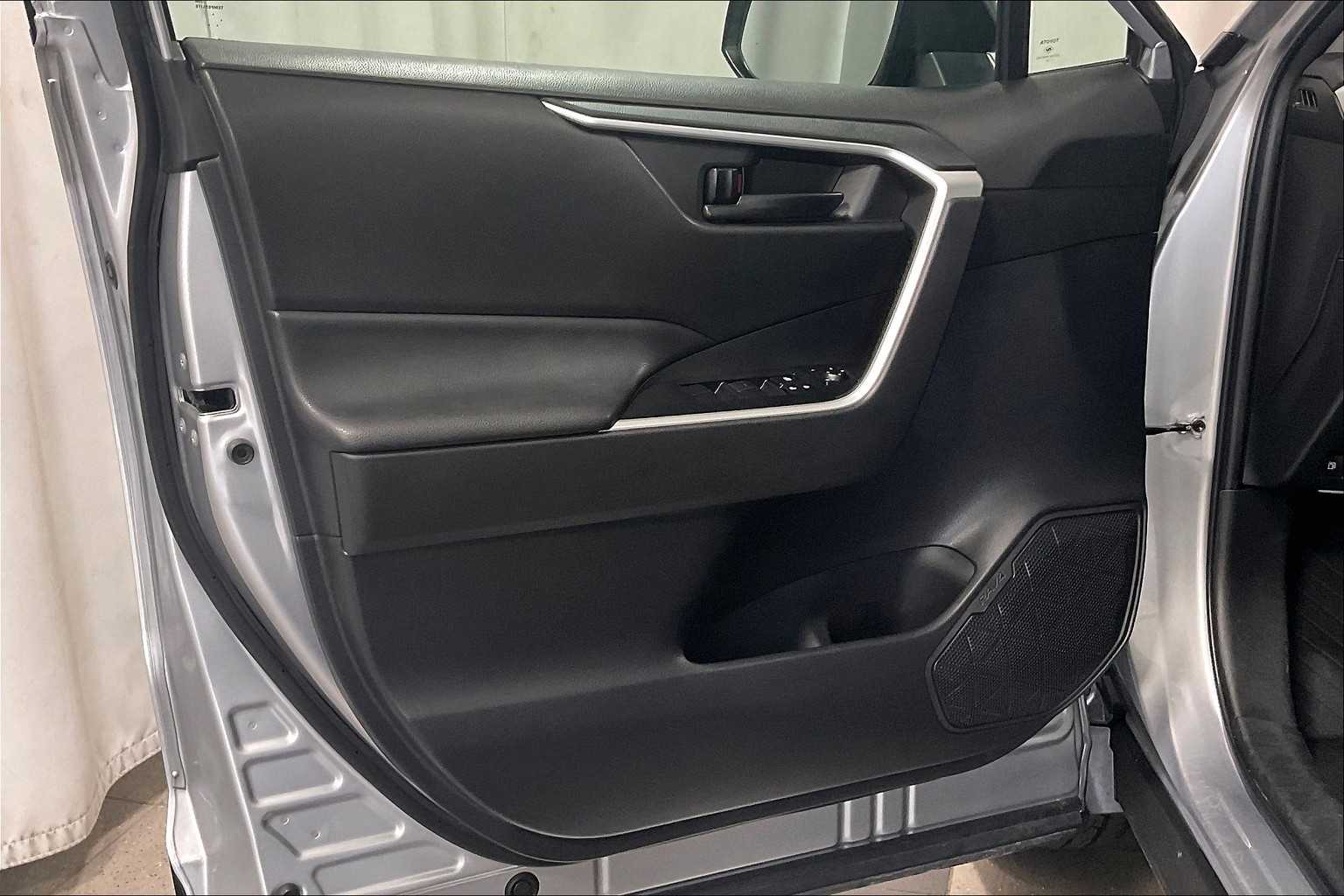 2022 Toyota RAV4 Hybrid LE - Photo 9
