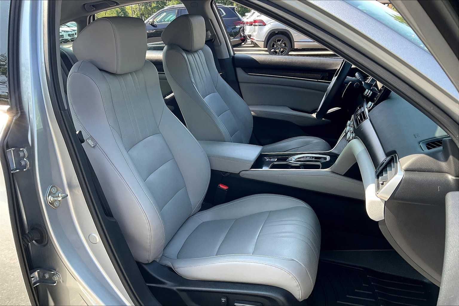 2018 Honda Accord Touring 2.0T - Photo 11