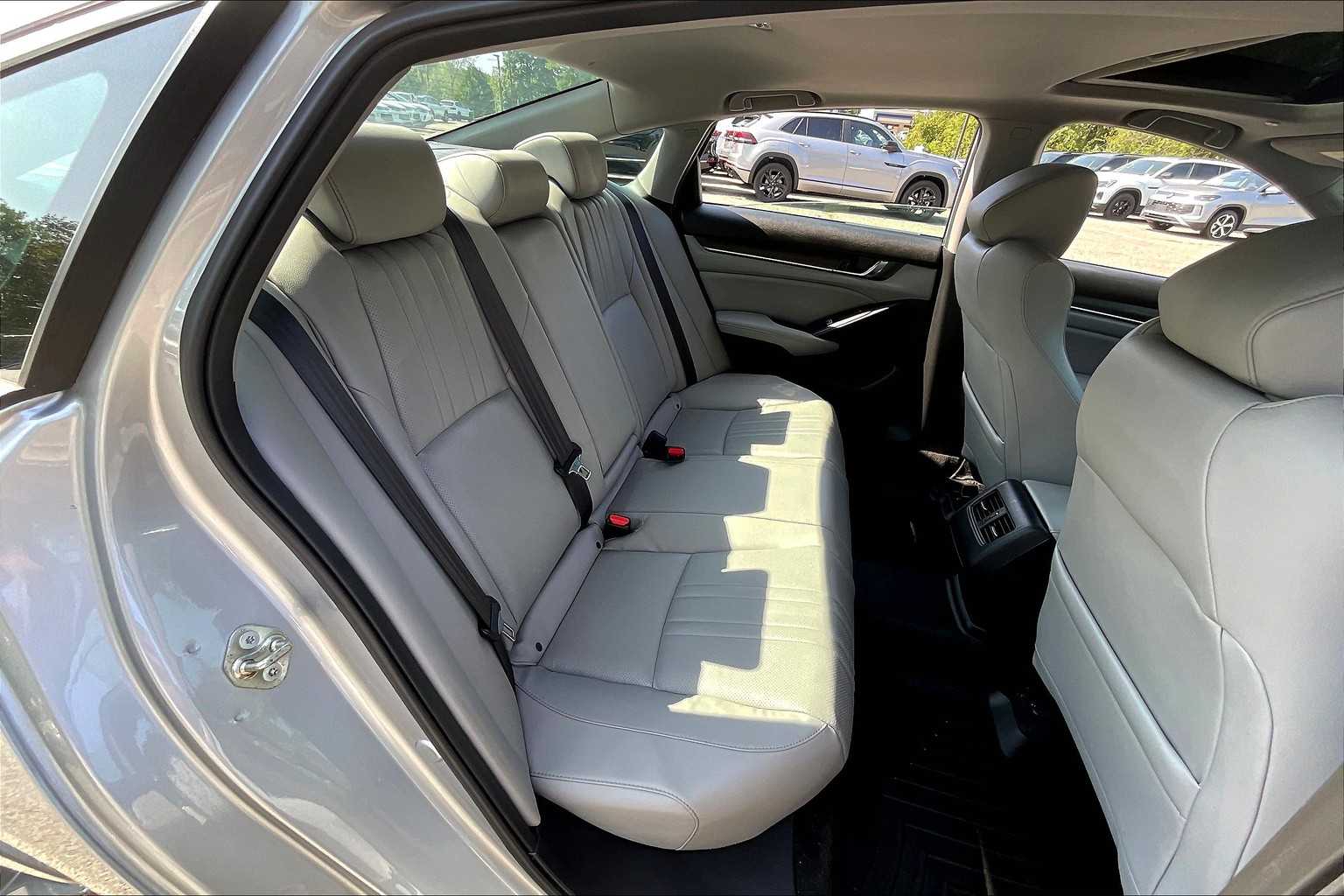 2018 Honda Accord Touring 2.0T - Photo 16